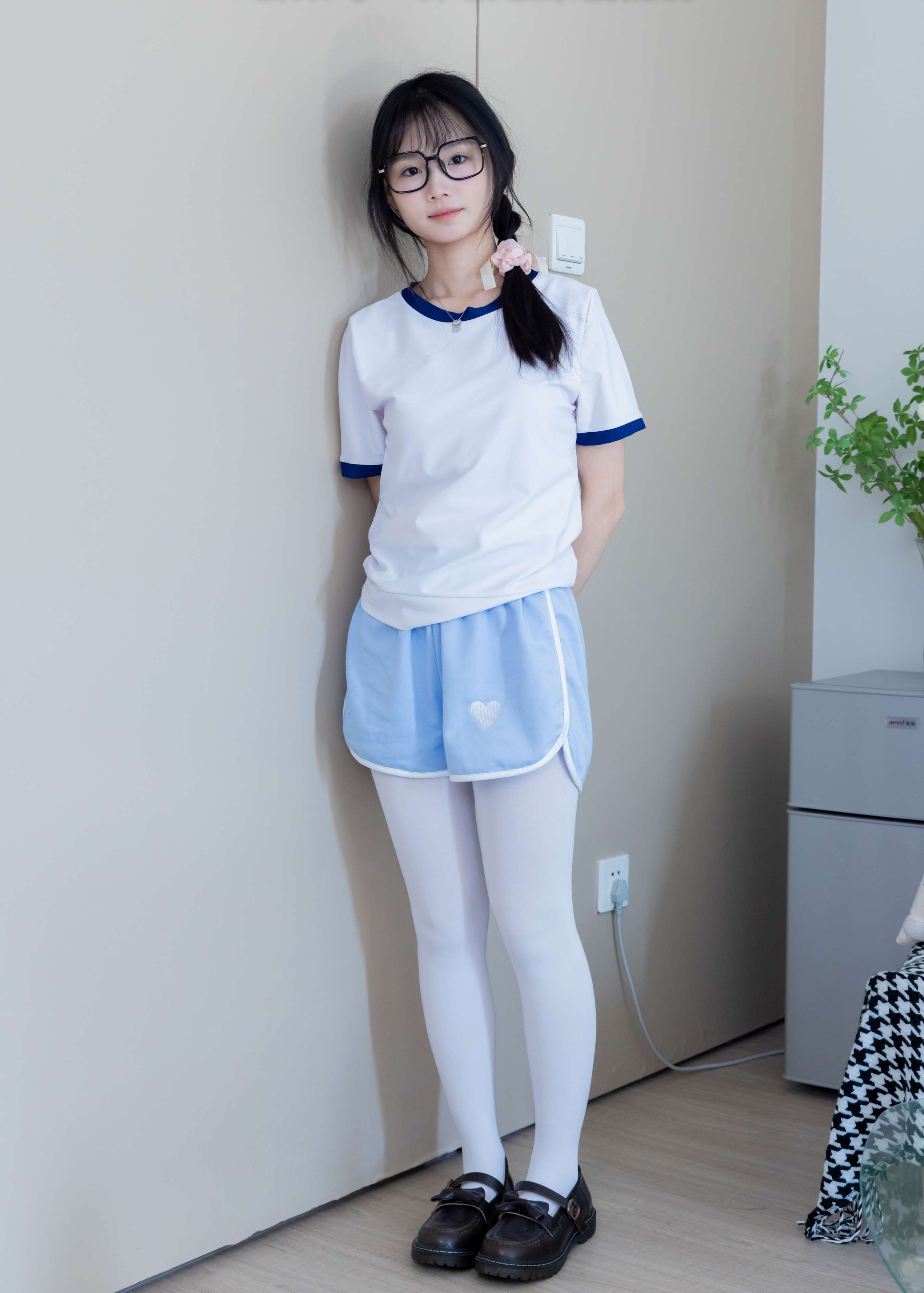 《甜甜圈-皮鞋の厚白丝》作品图