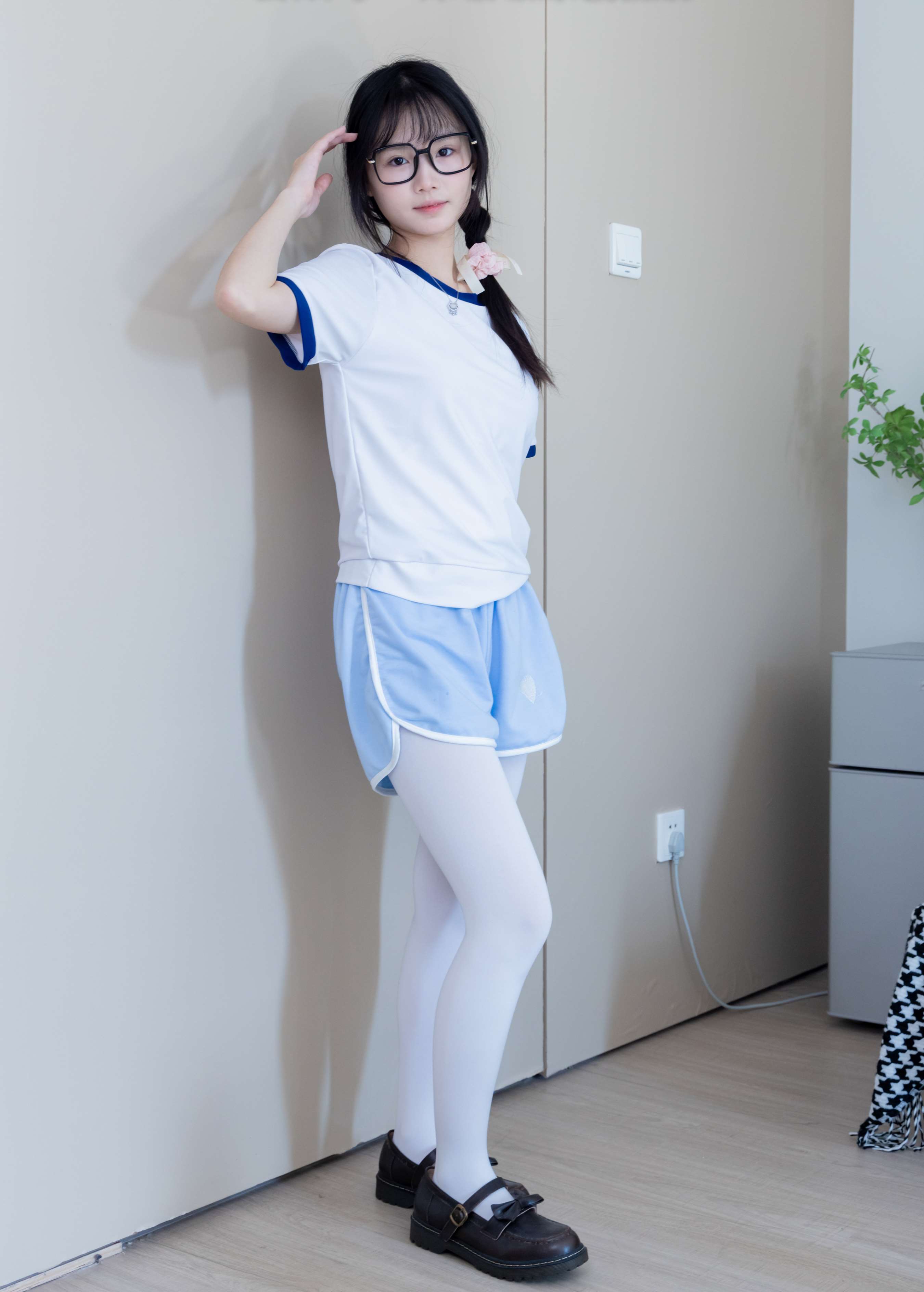 《甜甜圈-皮鞋の厚白丝》作品图