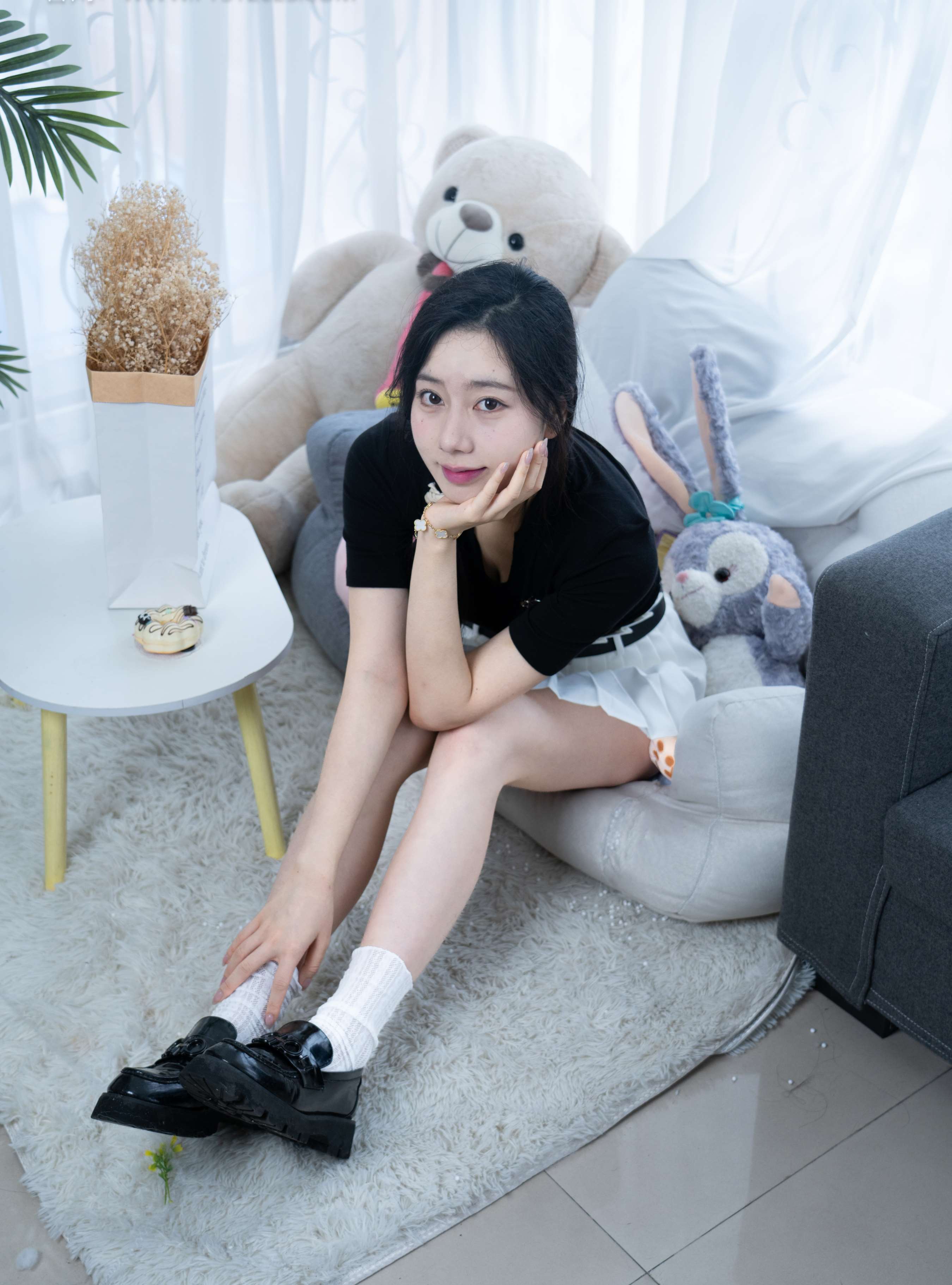 《鱼鱼-皮鞋白棉袜の裸足》作品图