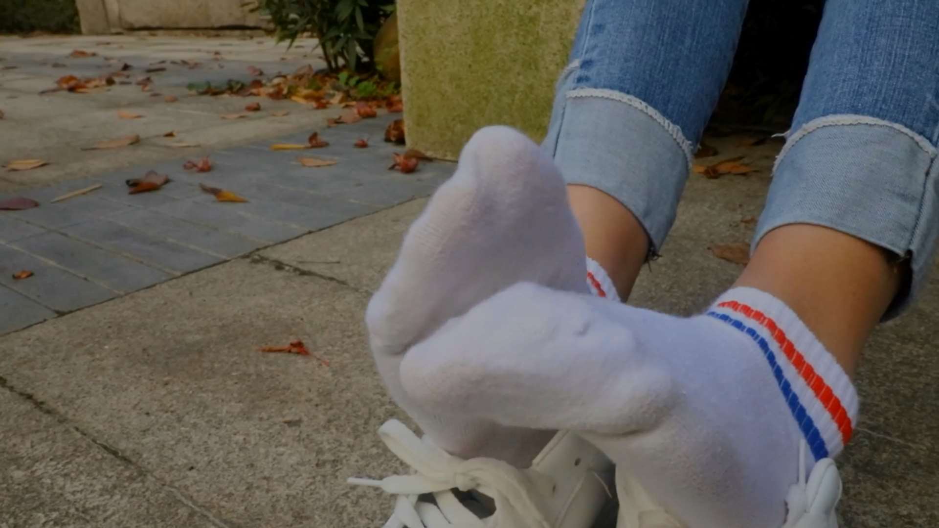 《[视频]少女牛仔板鞋の棉袜脚丫》作品图