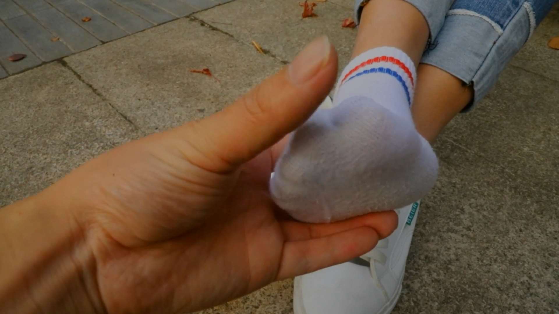 《[视频]少女牛仔板鞋の棉袜脚丫》作品图