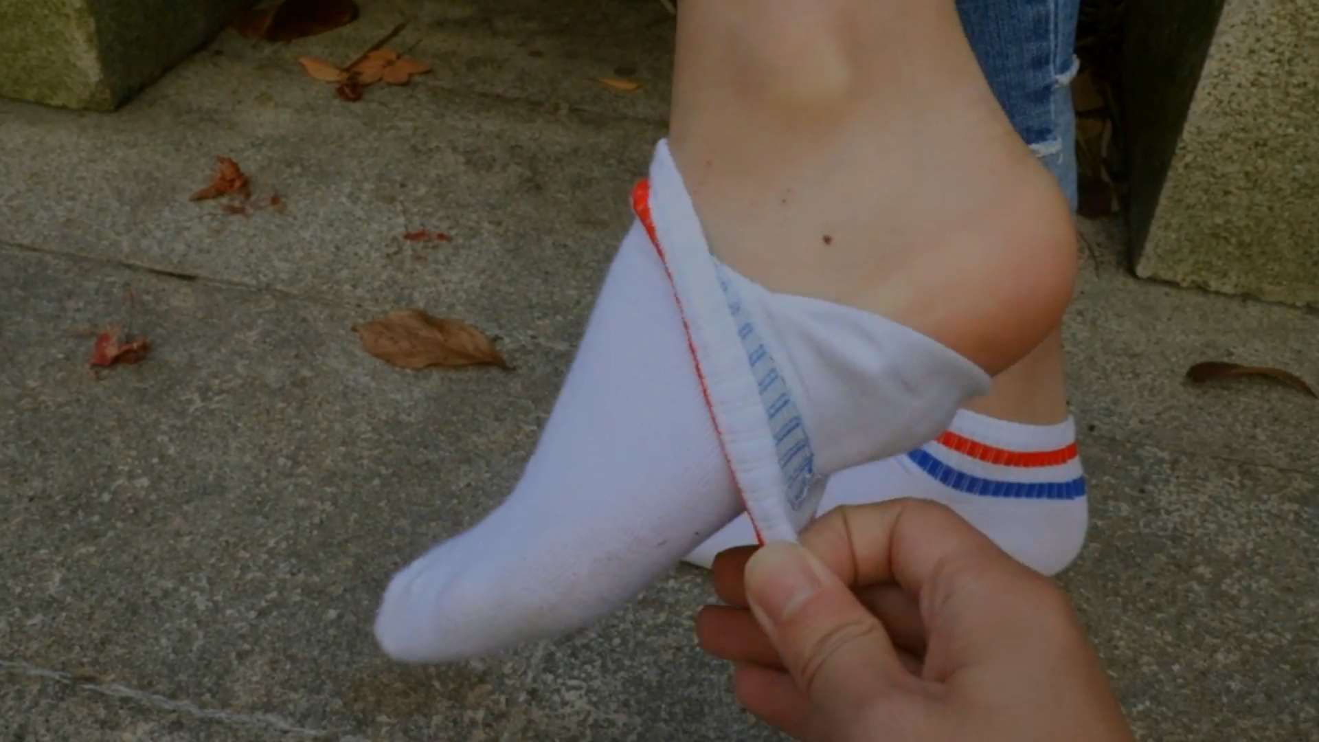 《[视频]少女牛仔板鞋の棉袜脚丫》作品图