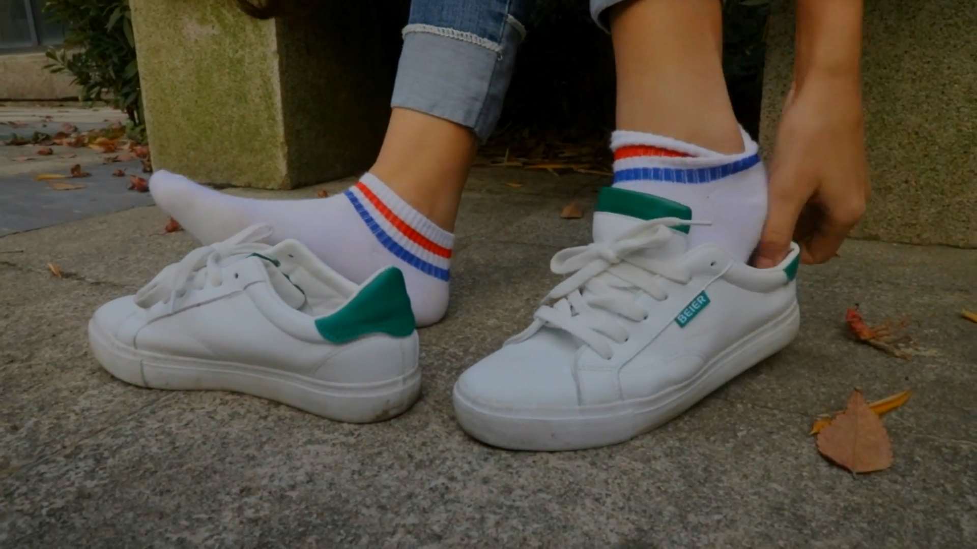 《[视频]少女牛仔板鞋の棉袜脚丫》作品图