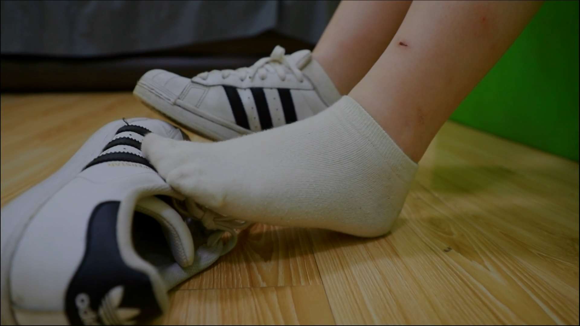 《[视频]少女板鞋の白棉袜脚丫》作品图