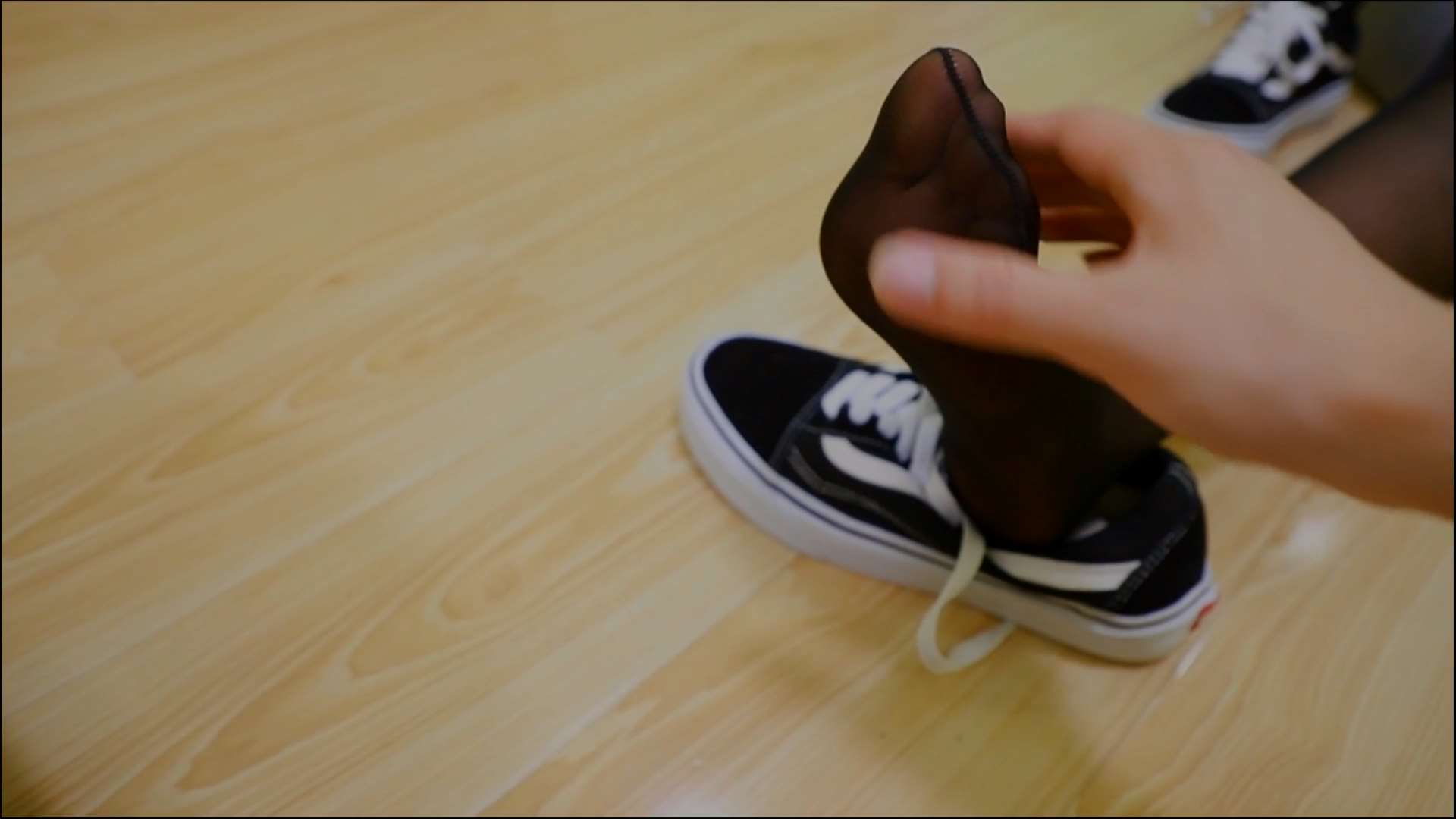 《[视频]少女板鞋の黑丝脚丫》作品图