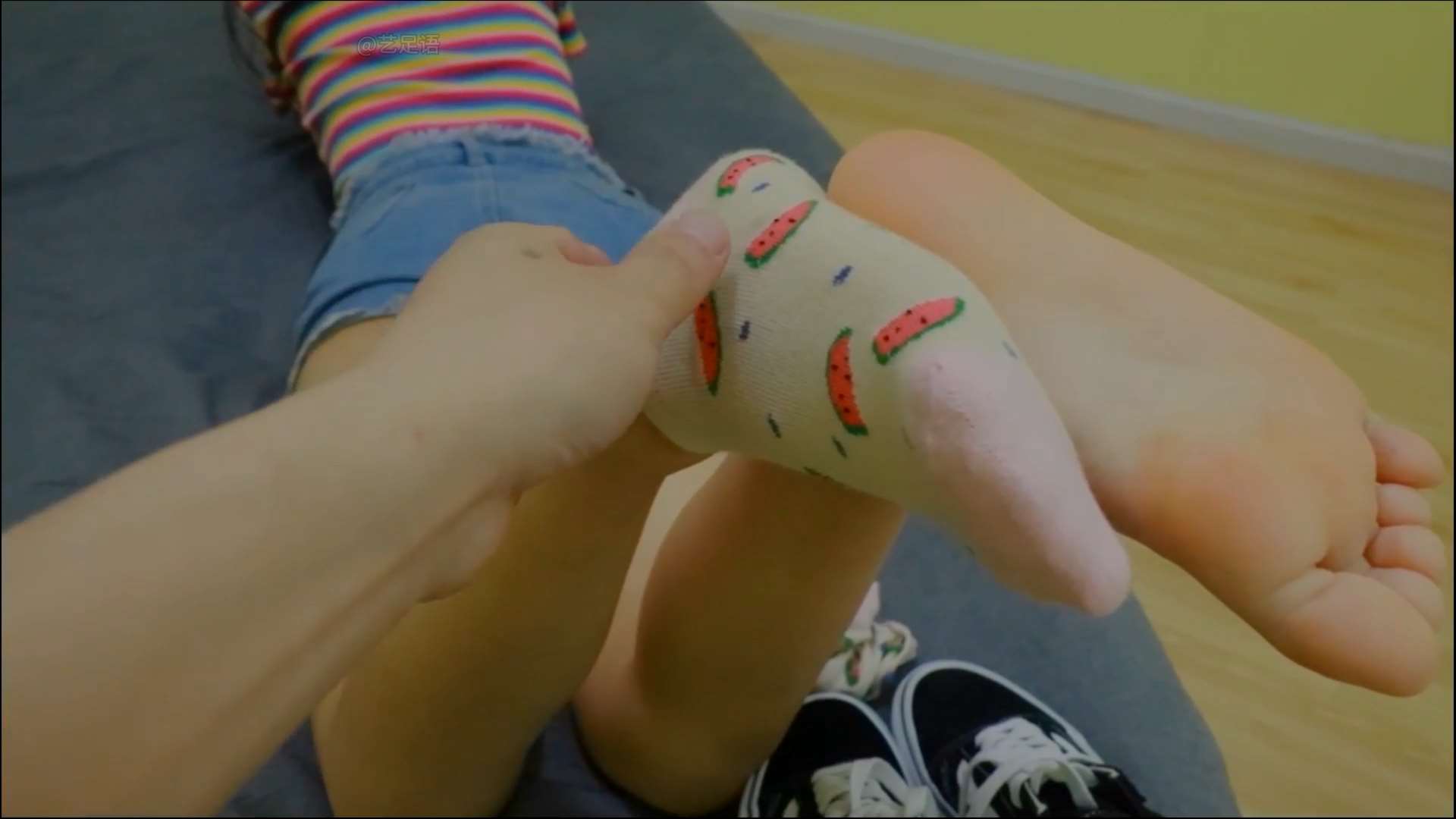 《[视频]热裤白棉袜脚丫》作品图