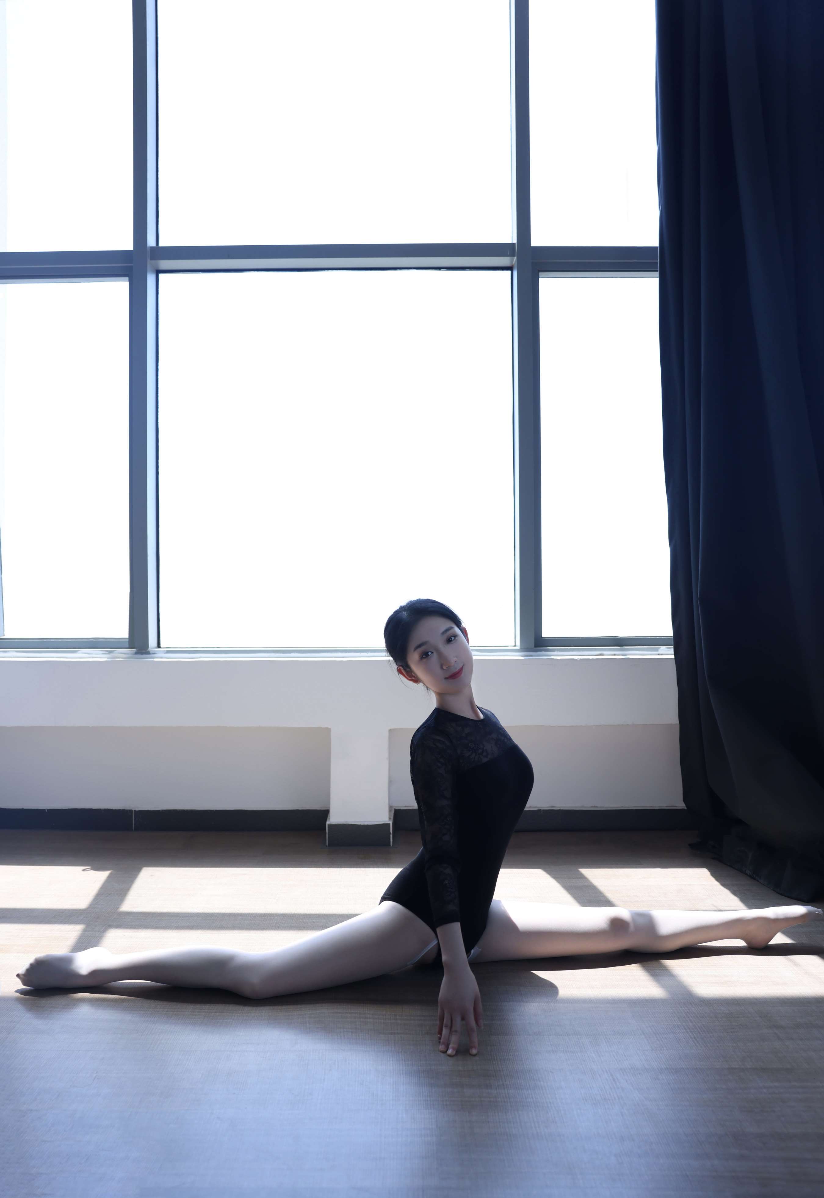 《姗姗练舞服の丝足》作品图