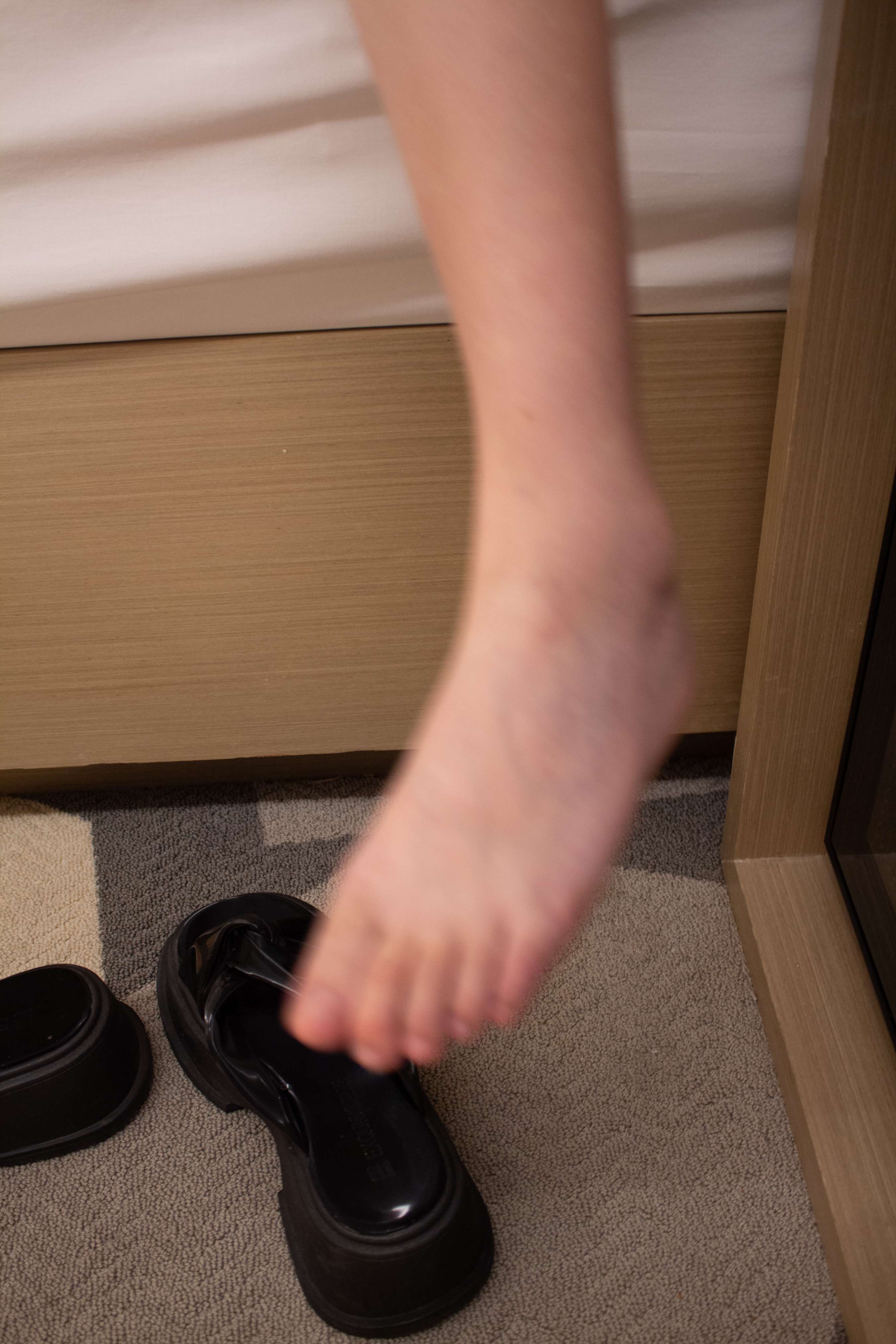 《约拍活泼开朗的柜台小姐姐》作品图