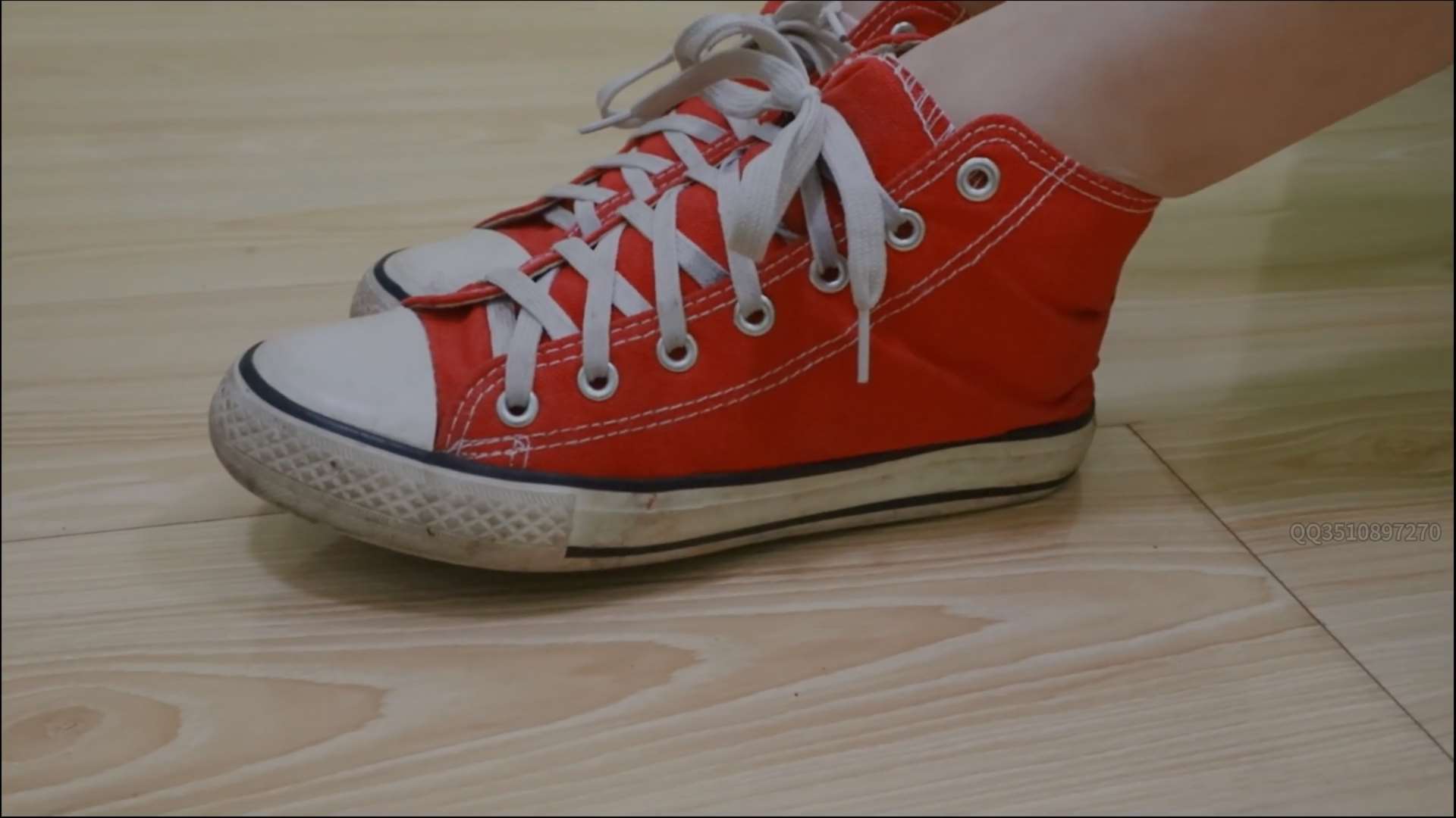 《[视频]少女红帆布鞋の棉袜》作品图