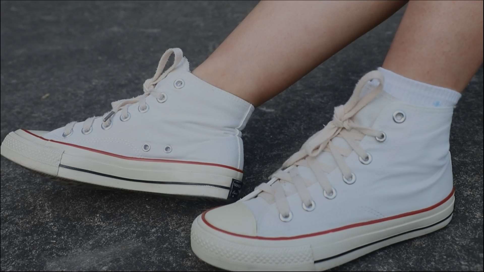 《[视频]少女白帆布鞋の棉袜脚》作品图