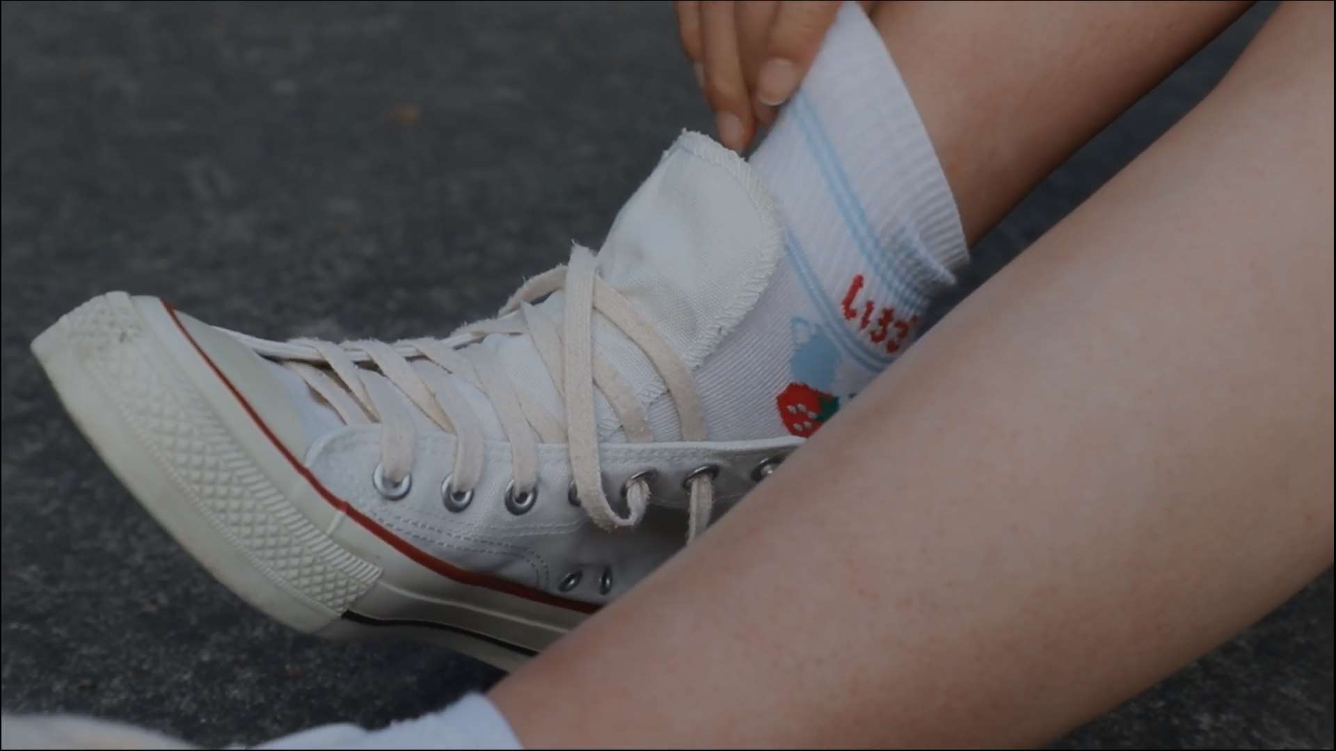 《[视频]少女白帆布鞋の棉袜脚》作品图