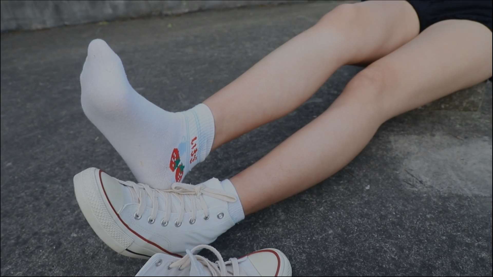 《[视频]少女白帆布鞋の棉袜脚》作品图