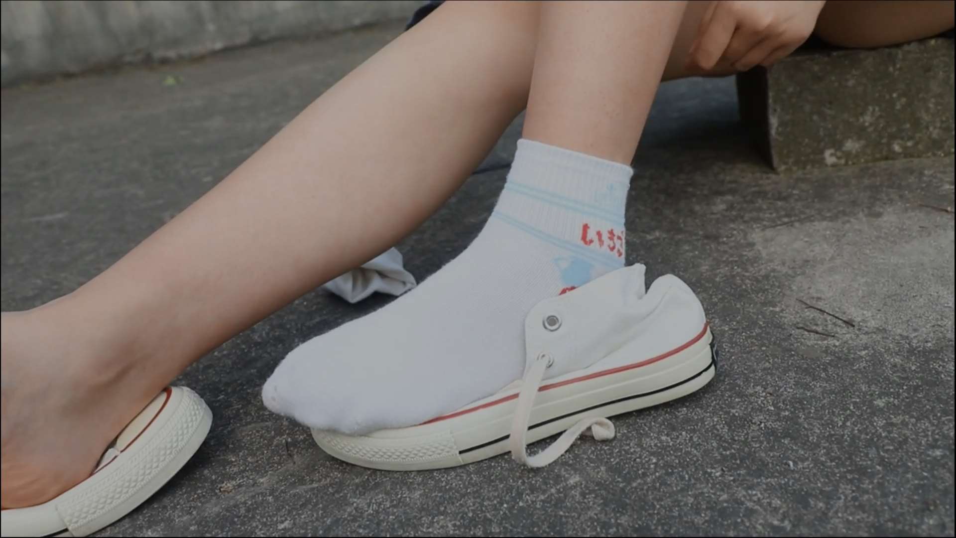 《[视频]少女白帆布鞋の棉袜脚》作品图