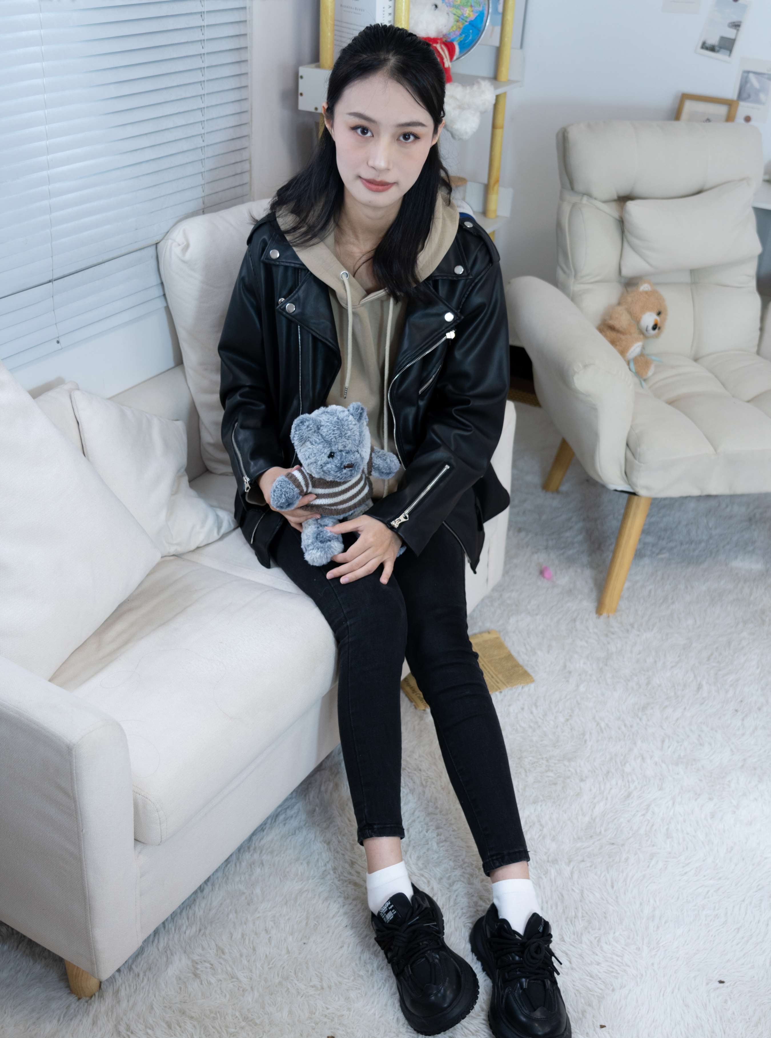 《肉肉-运动鞋白棉袜の裸足》作品图