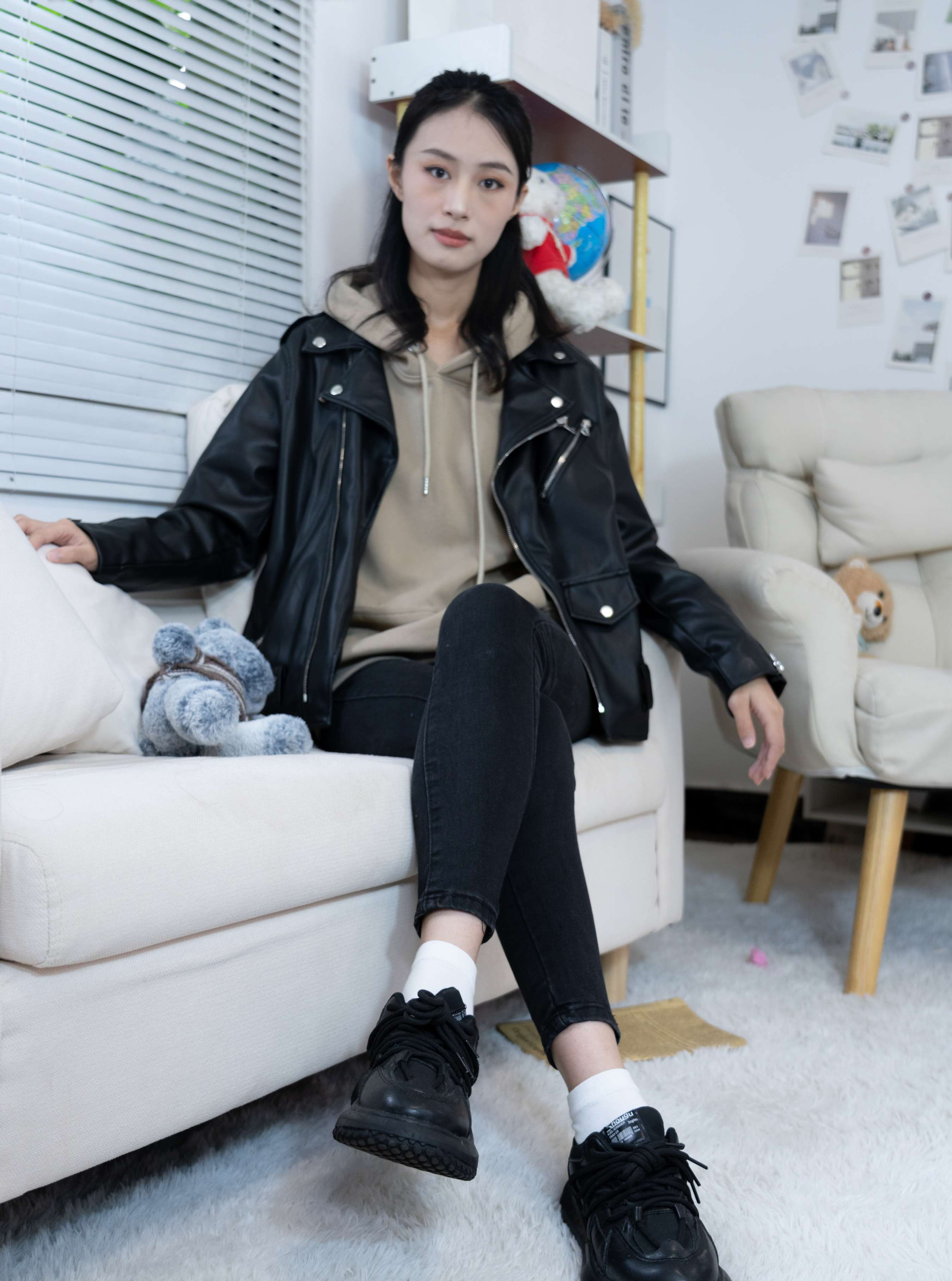 《肉肉-运动鞋白棉袜の裸足》作品图