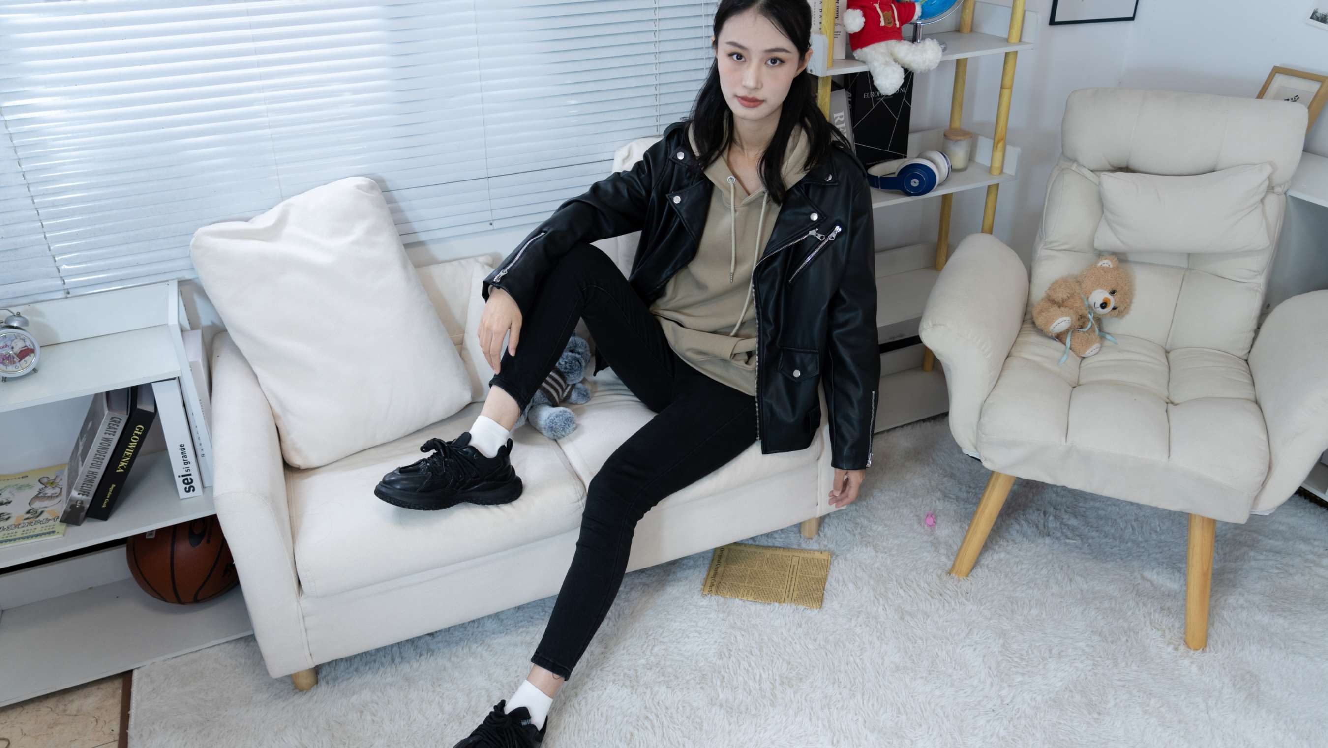 《肉肉-运动鞋白棉袜の裸足》作品图