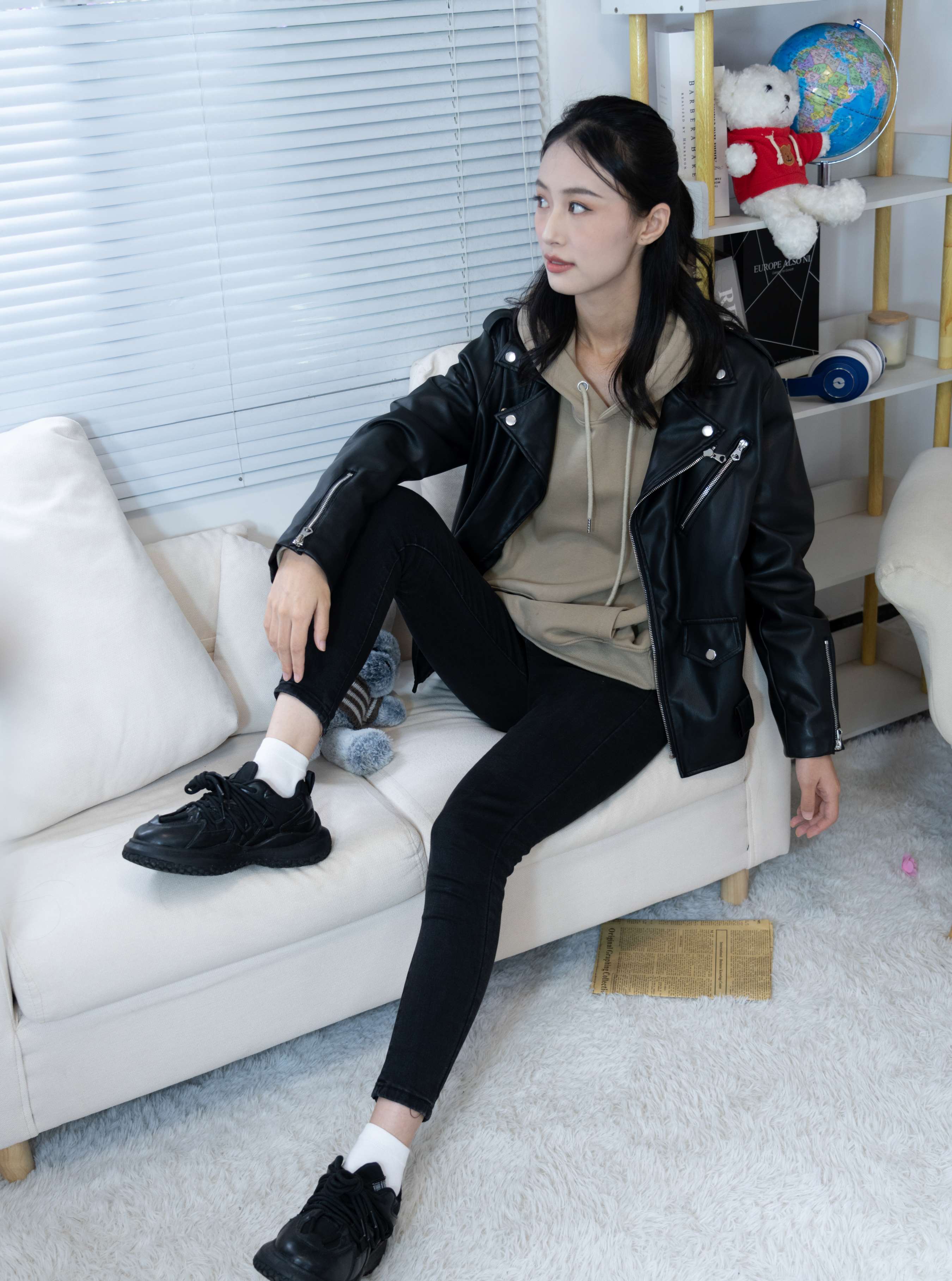 《肉肉-运动鞋白棉袜の裸足》作品图