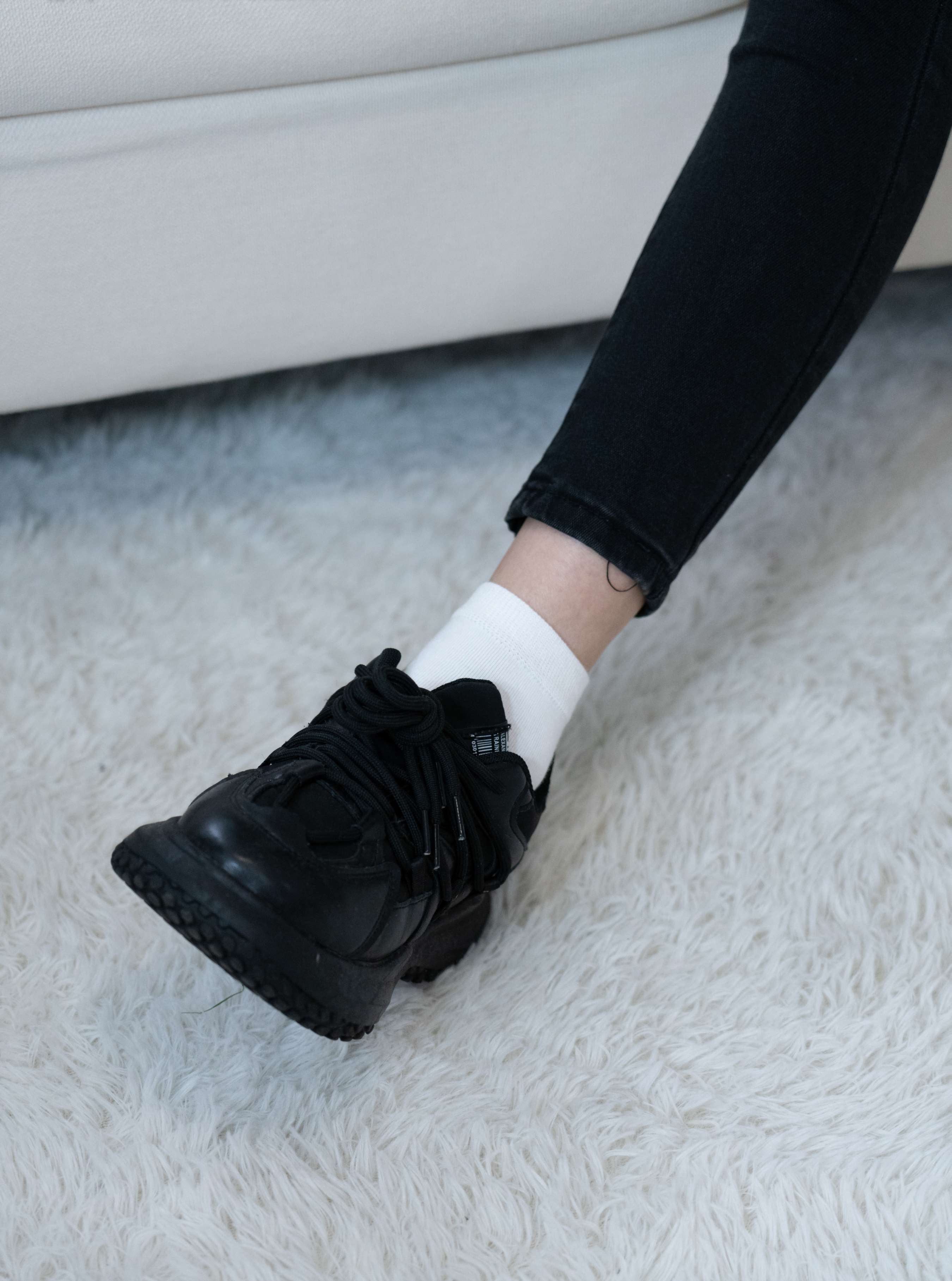 《肉肉-运动鞋白棉袜の裸足》作品图