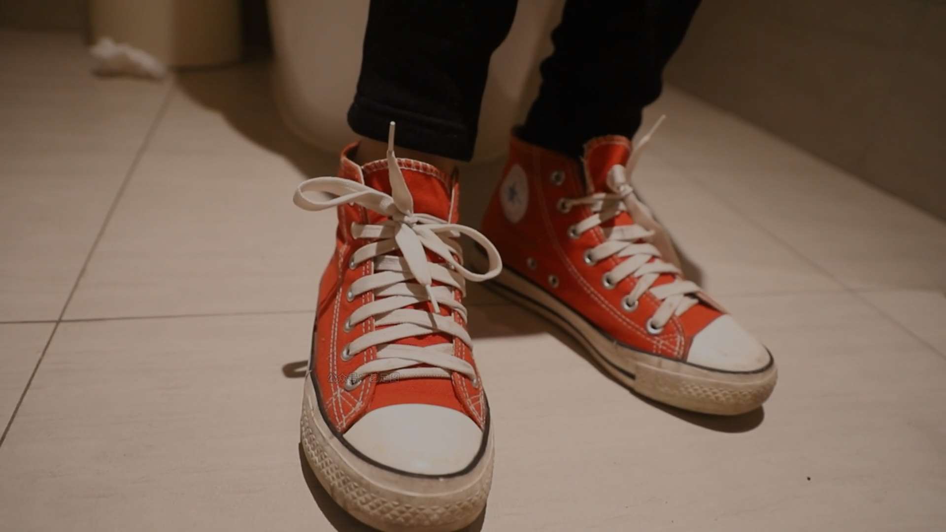 《[视频]学妹脏帆布鞋の棉袜脚丫》作品图