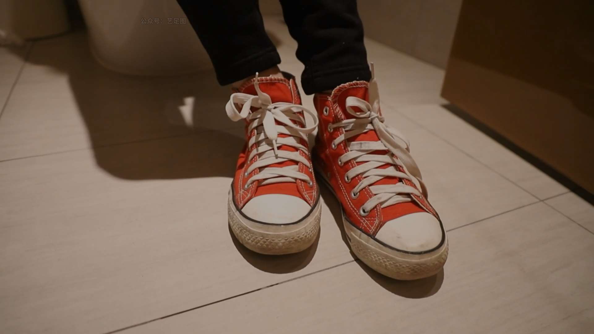 《[视频]学妹脏帆布鞋の棉袜脚丫》作品图