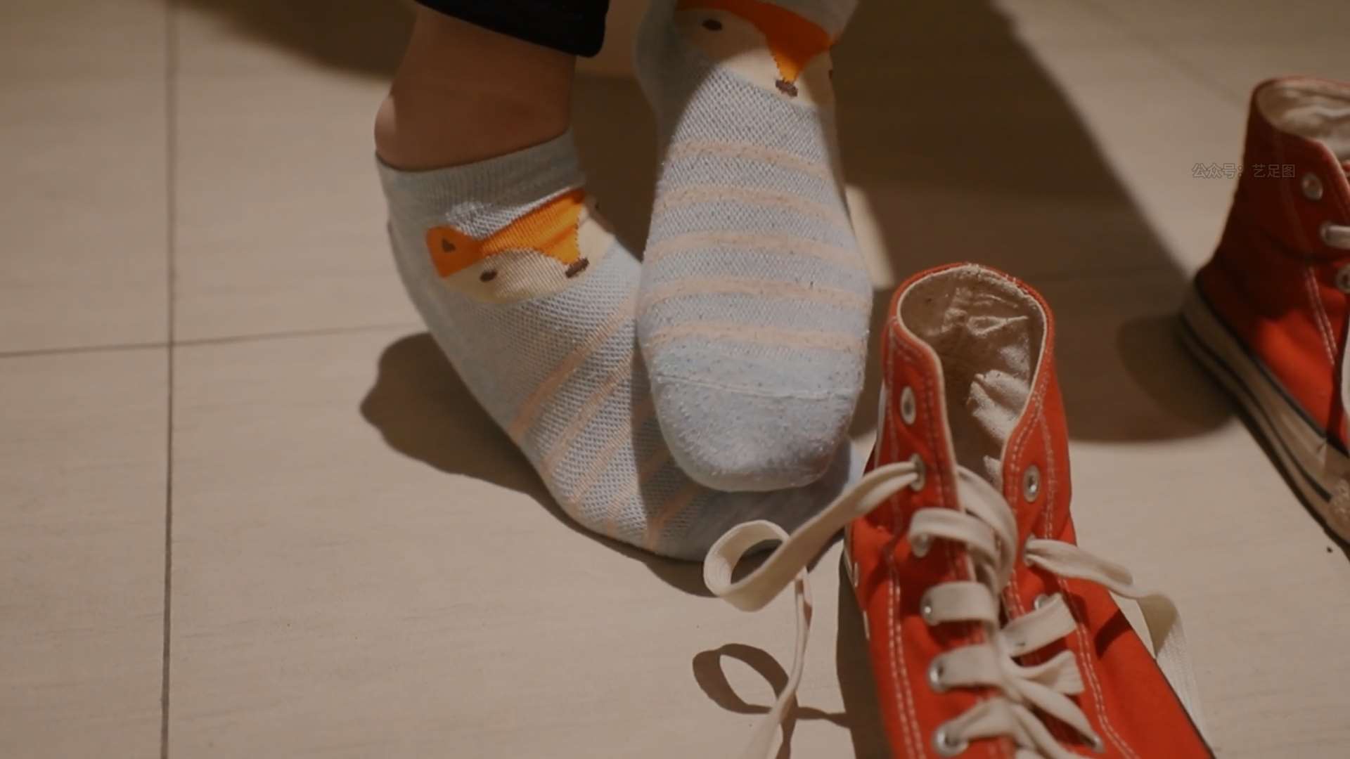 《[视频]学妹脏帆布鞋の棉袜脚丫》作品图