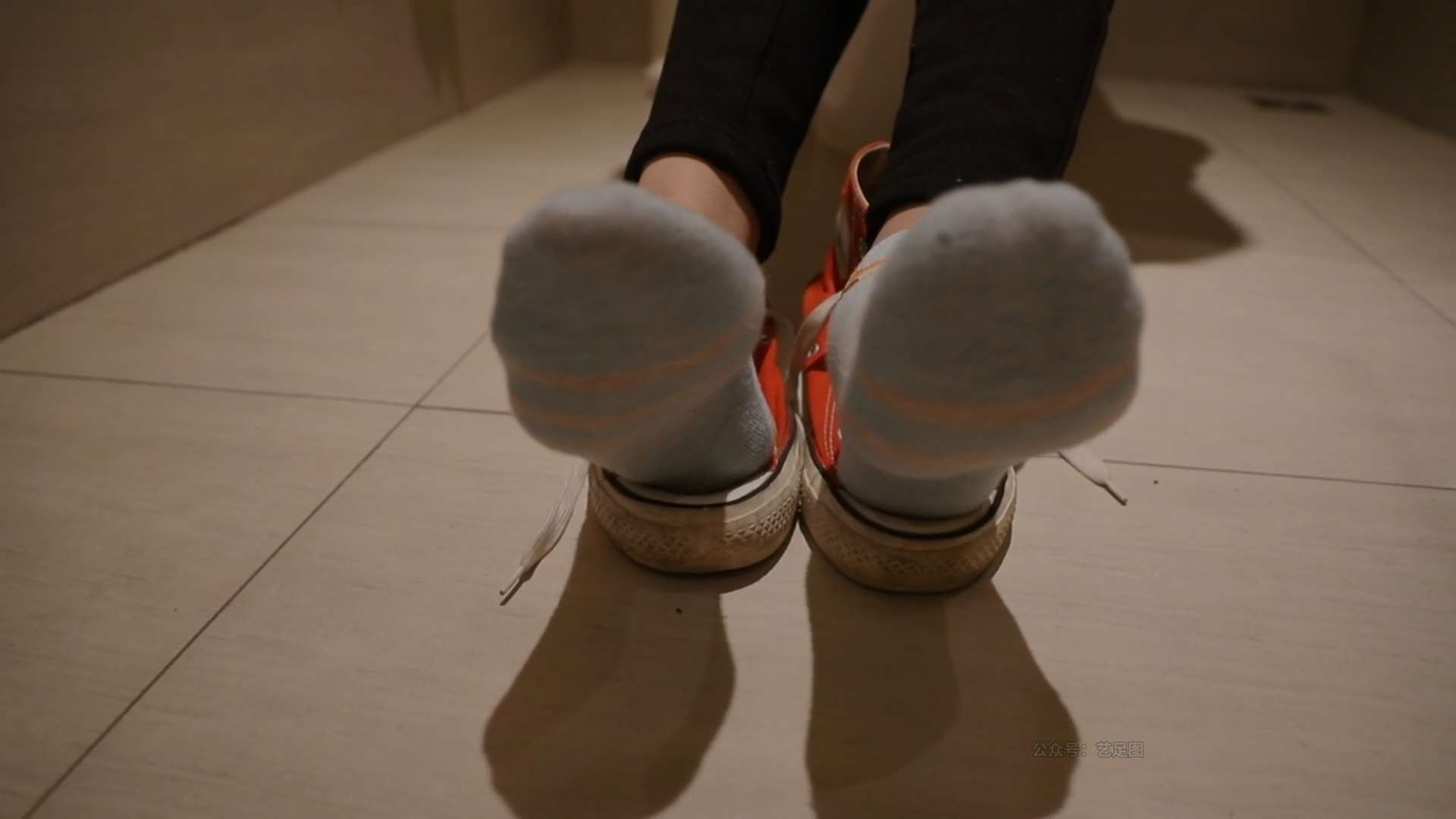 《[视频]学妹脏帆布鞋の棉袜脚丫》作品图