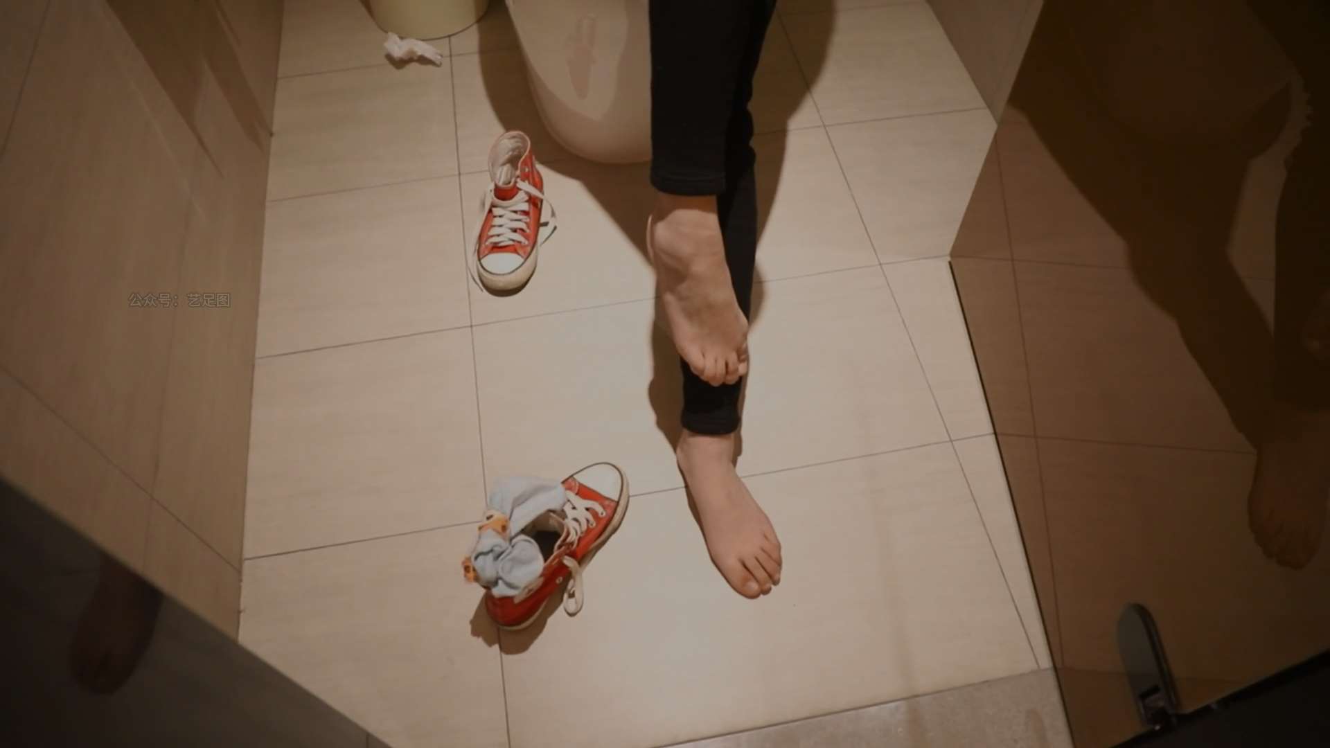 《[视频]学妹脏帆布鞋の棉袜脚丫》作品图