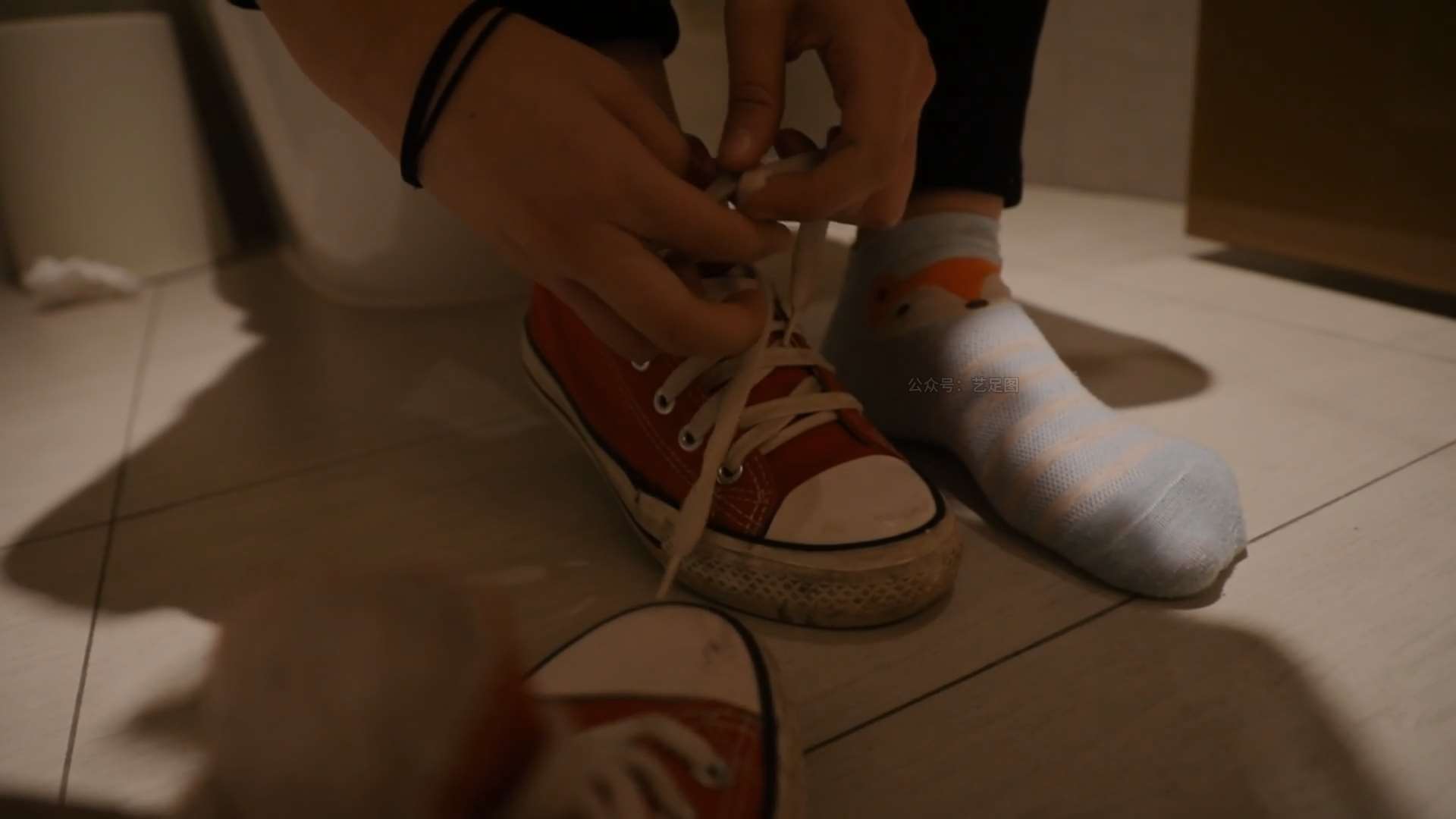 《[视频]学妹脏帆布鞋の棉袜脚丫》作品图