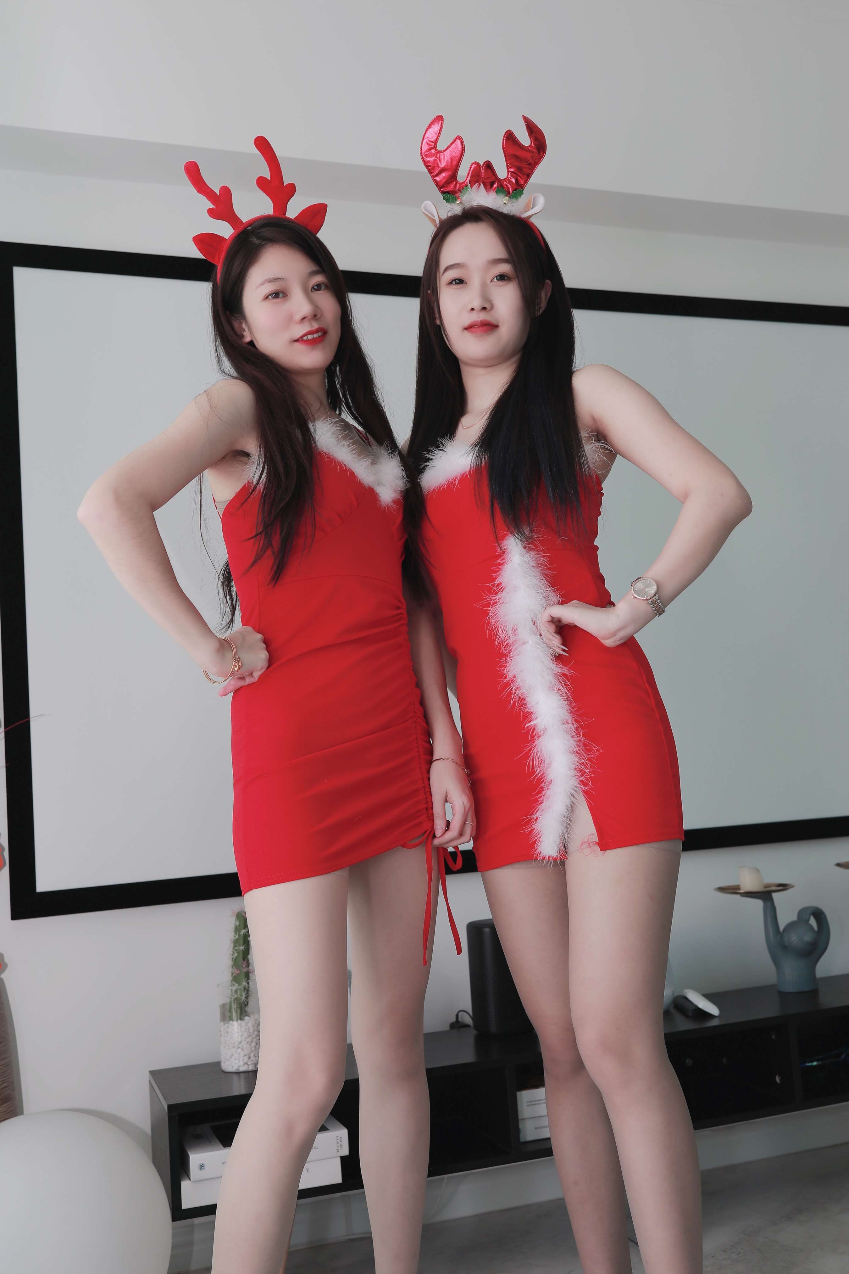 《双人圣诞姐妹花丝足裸足脚对脚》作品图