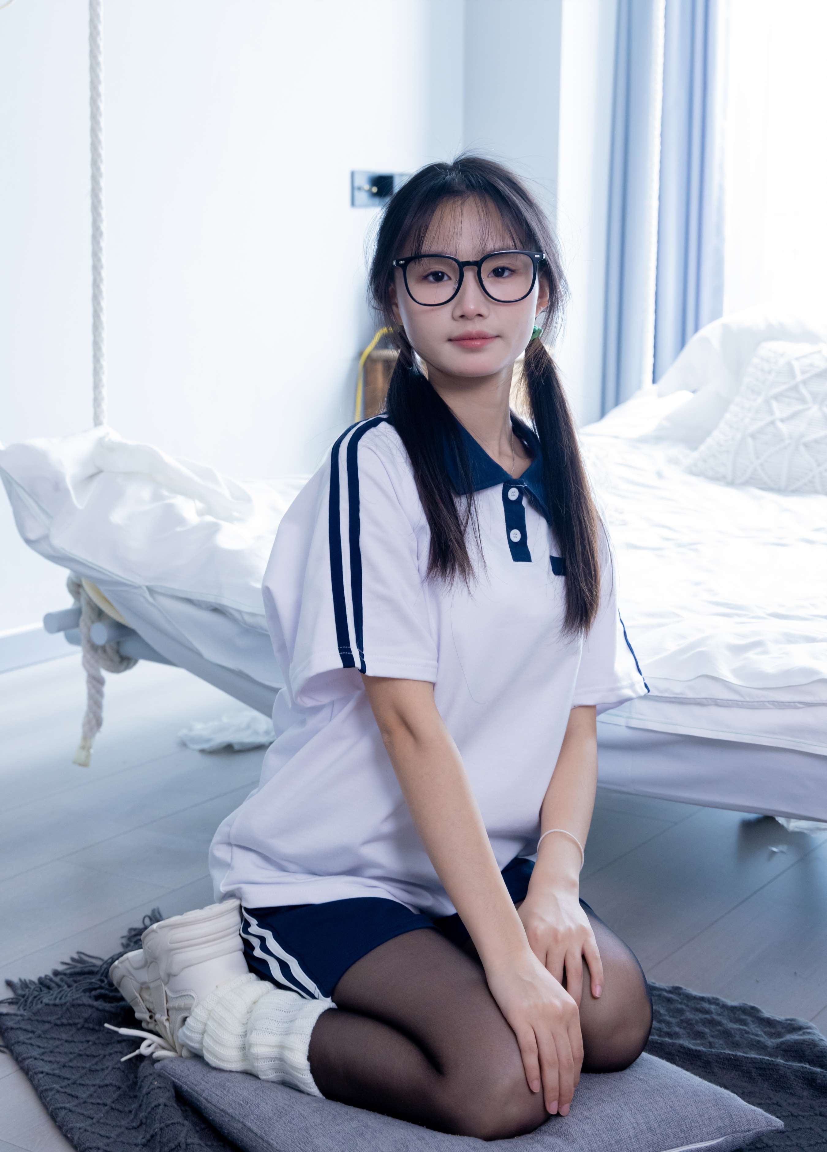 《甜甜圈-校服运动鞋の薄黑丝袜套》作品图