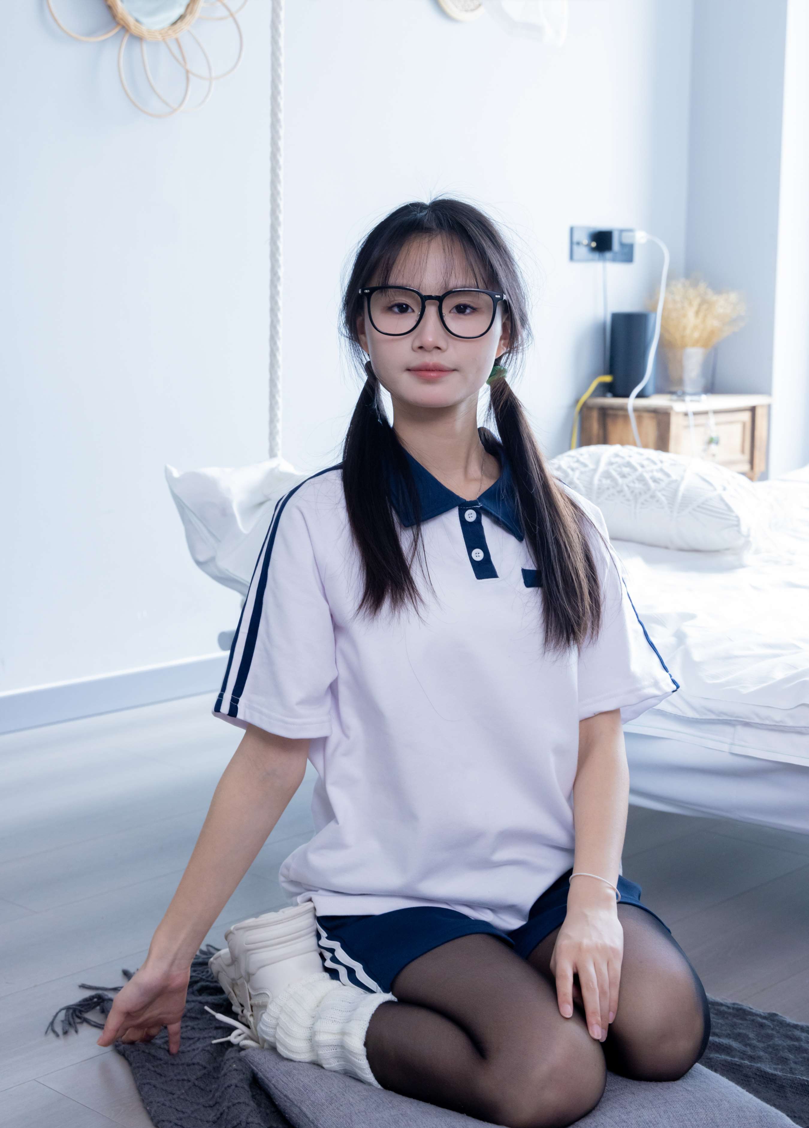 《甜甜圈-校服运动鞋の薄黑丝袜套》作品图