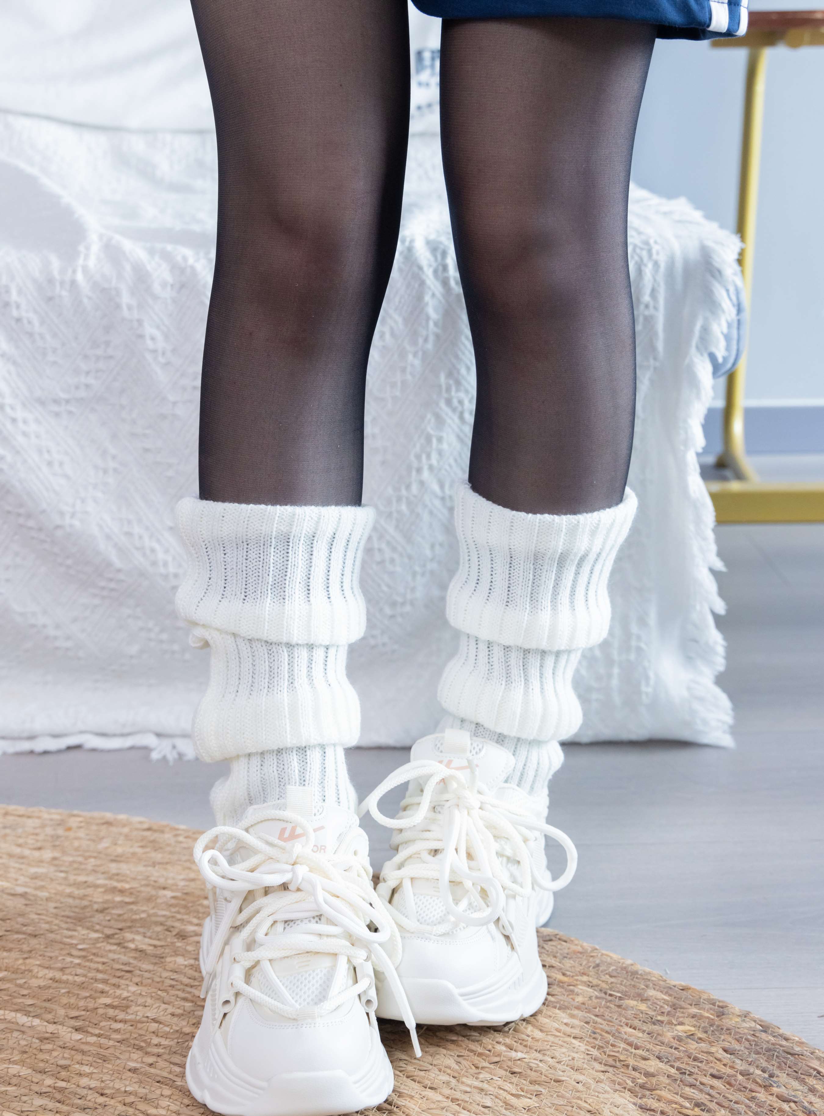 《甜甜圈-校服运动鞋の薄黑丝袜套》作品图