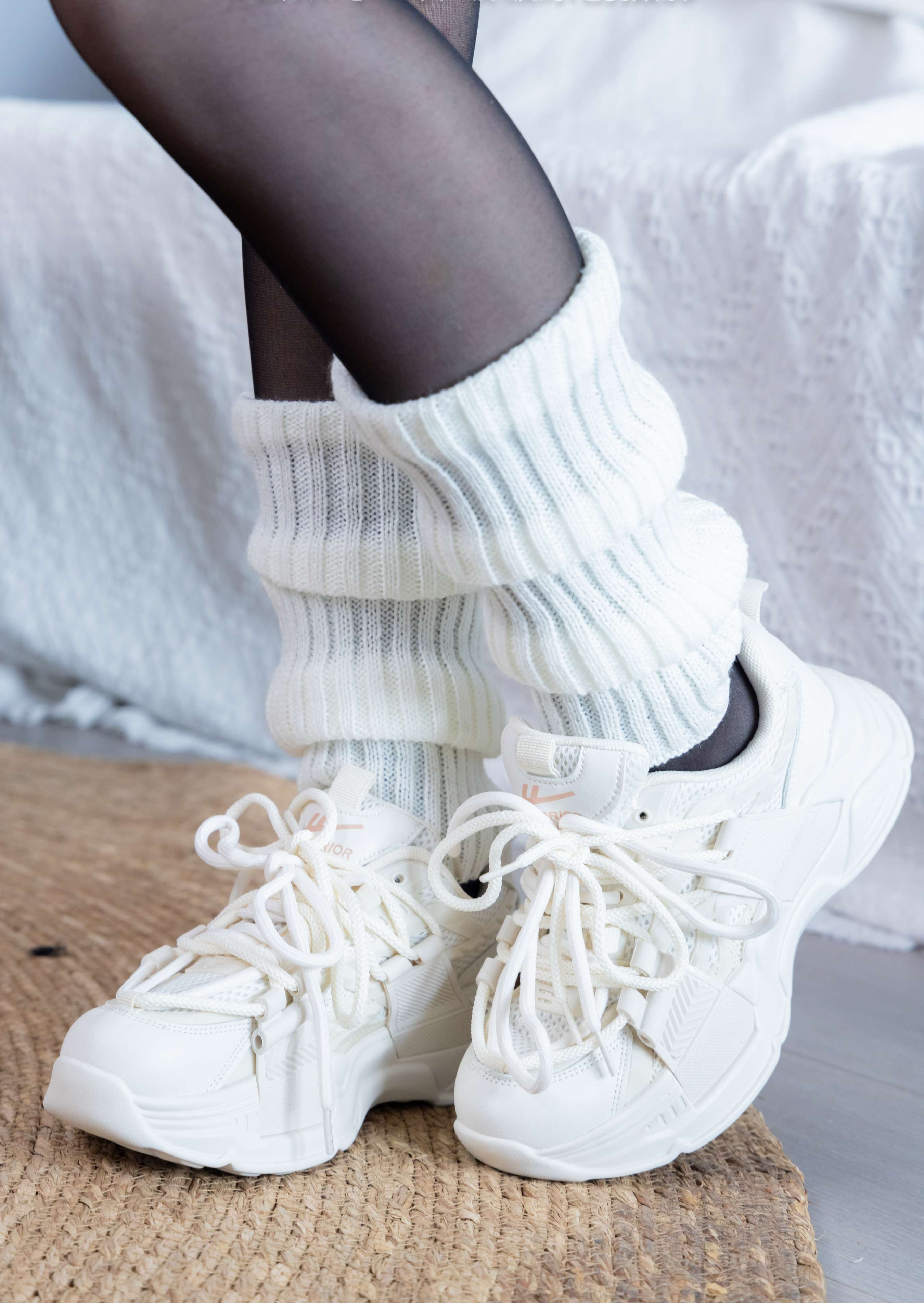 《甜甜圈-校服运动鞋の薄黑丝袜套》作品图