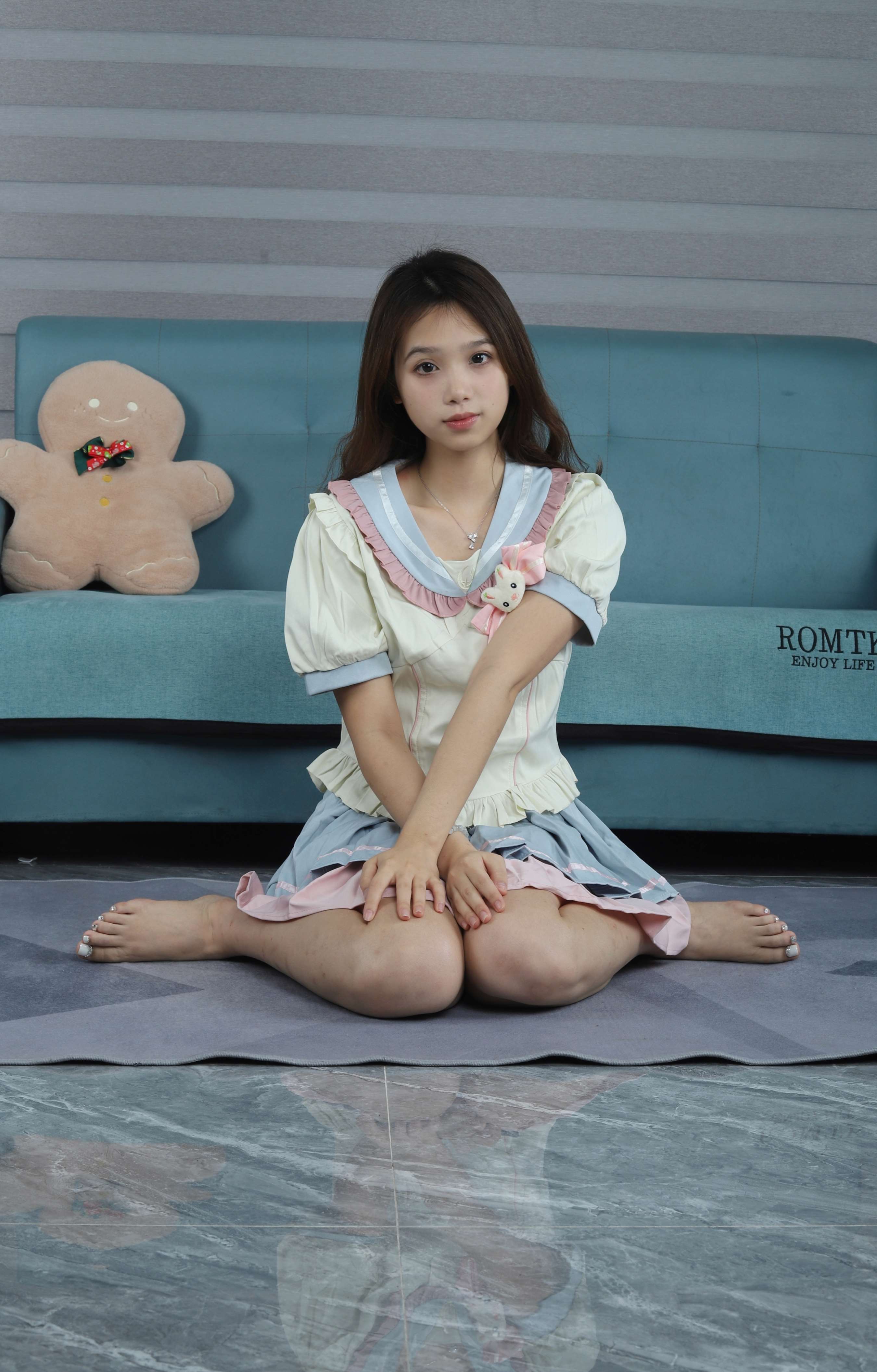 《伶伶的美脚加食物摆盘》作品图