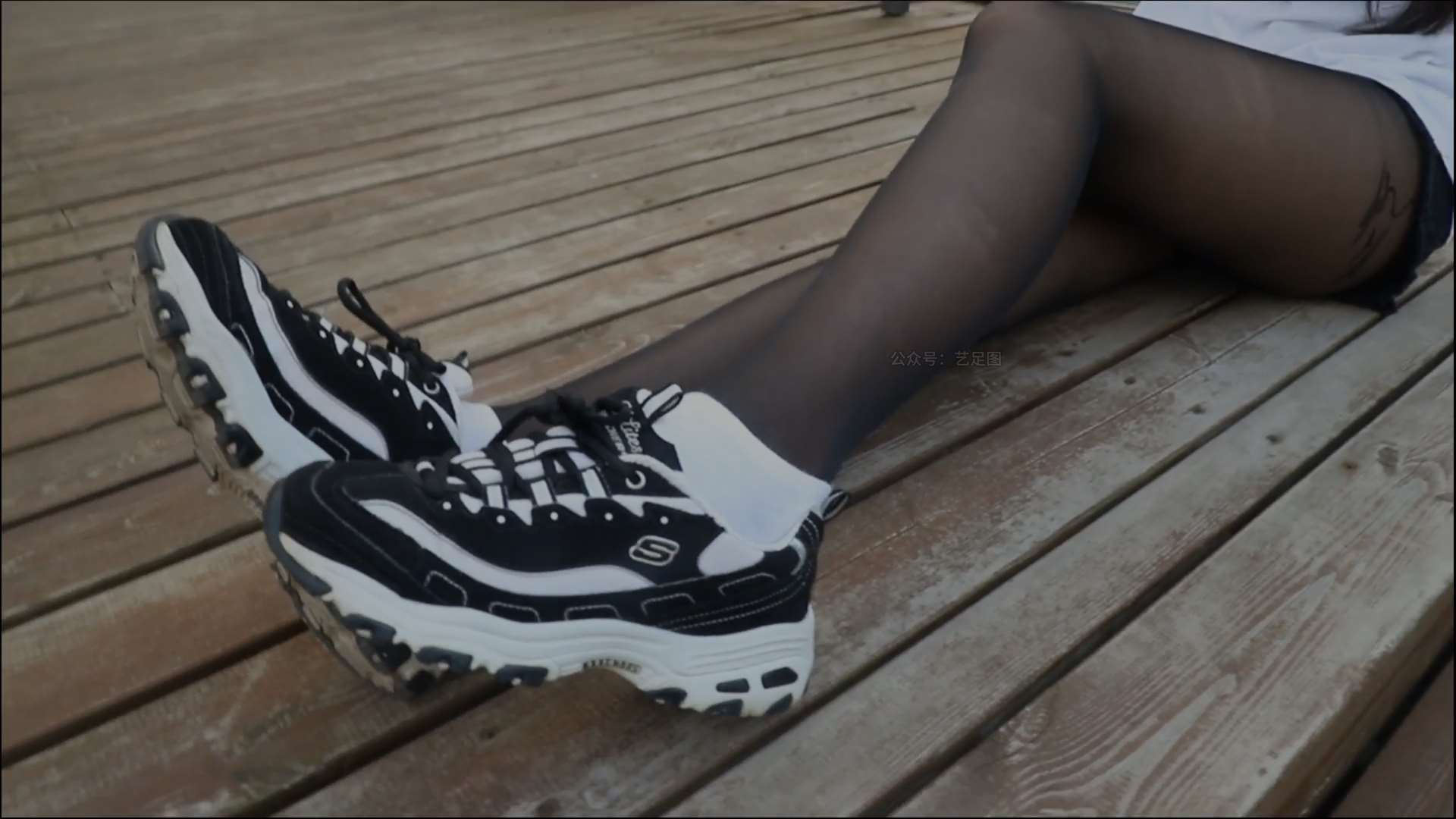 《[视频]少女运动鞋白棉袜の黑丝足》作品图