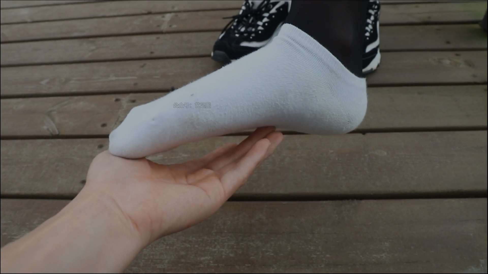 《[视频]少女运动鞋白棉袜の黑丝足》作品图