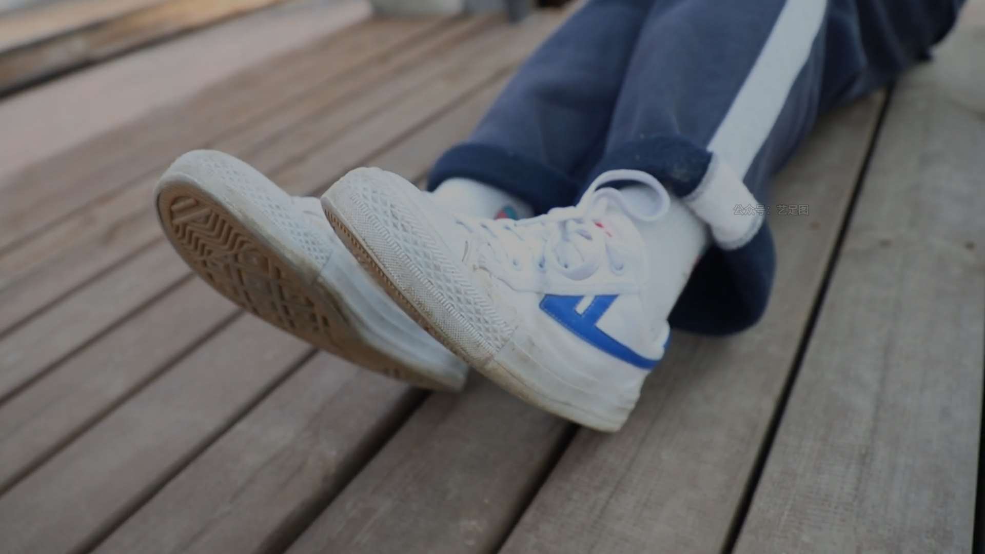 《[视频]少女帆布鞋の白棉袜脚》作品图