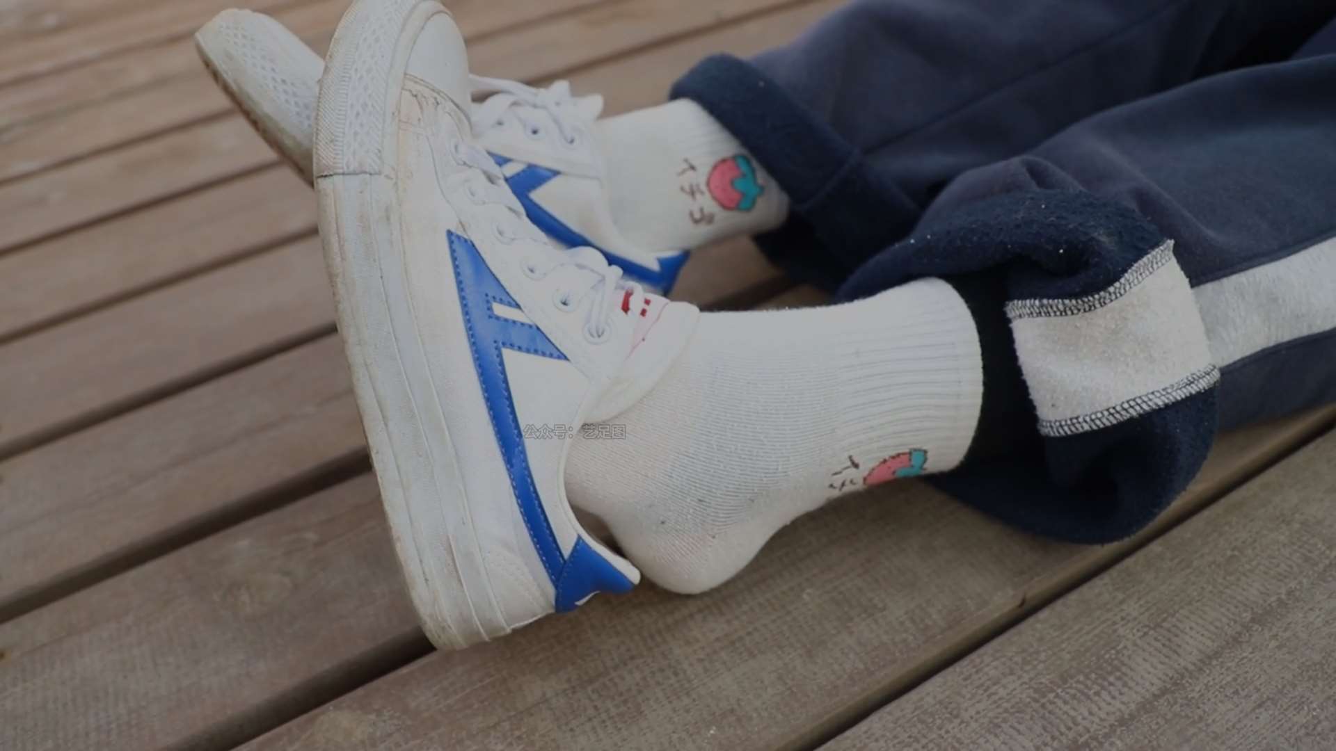 《[视频]少女帆布鞋の白棉袜脚》作品图