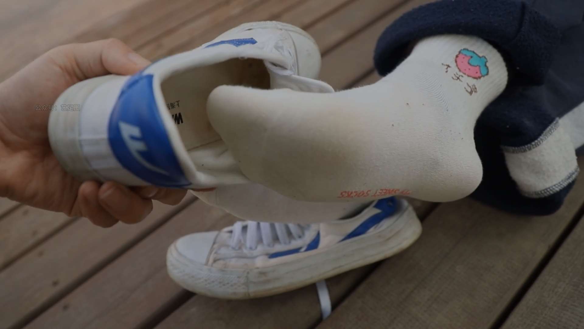 《[视频]少女帆布鞋の白棉袜脚》作品图