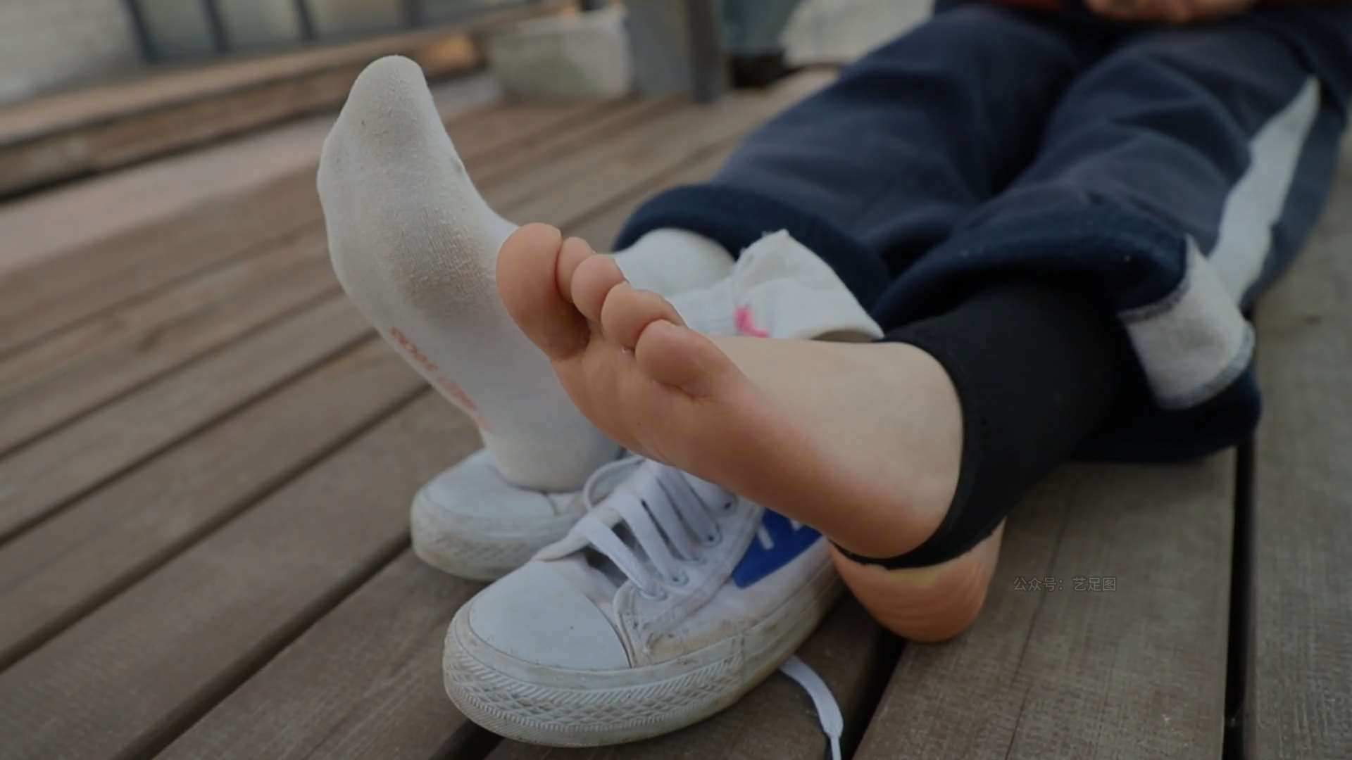 《[视频]少女帆布鞋の白棉袜脚》作品图