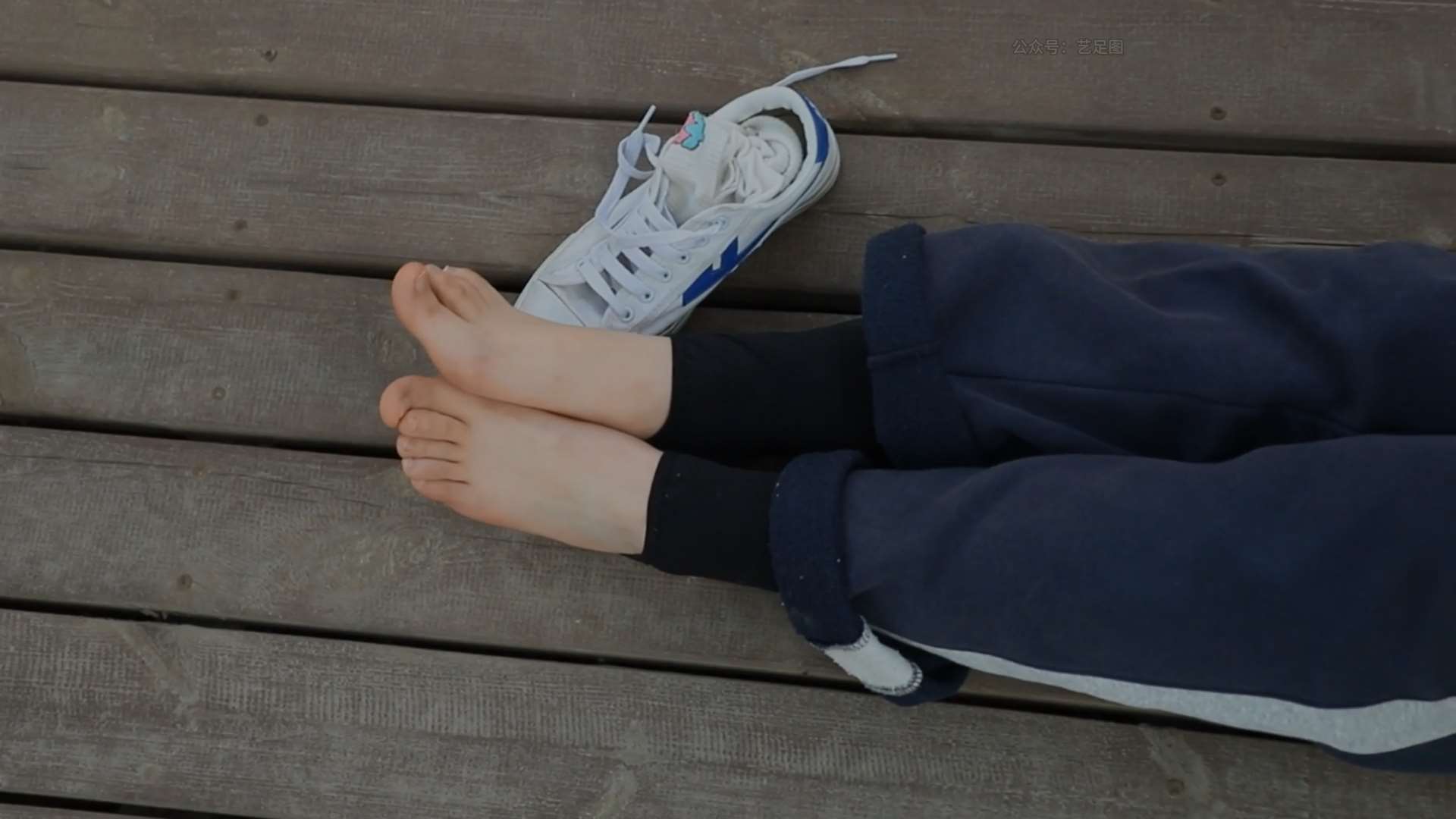 《[视频]少女帆布鞋の白棉袜脚》作品图