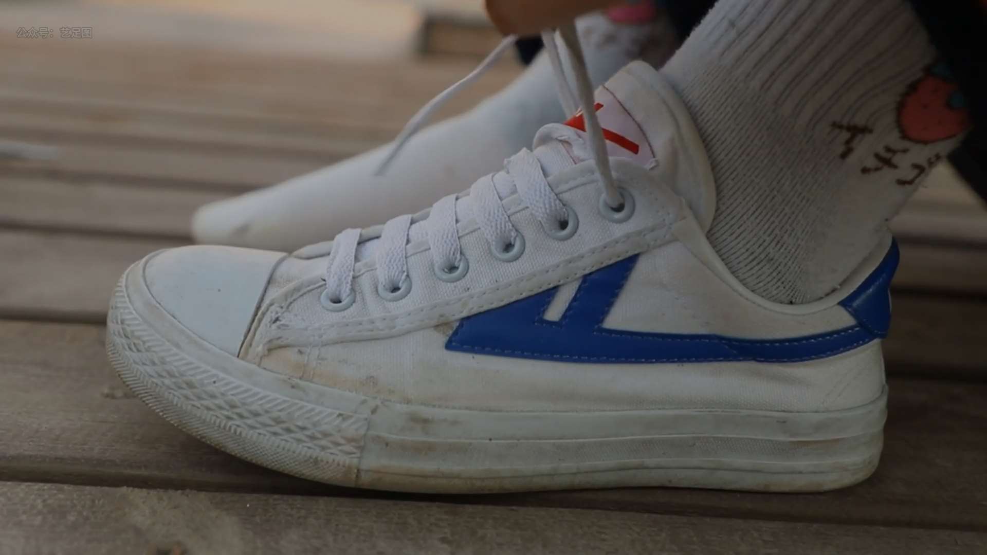 《[视频]少女帆布鞋の白棉袜脚》作品图