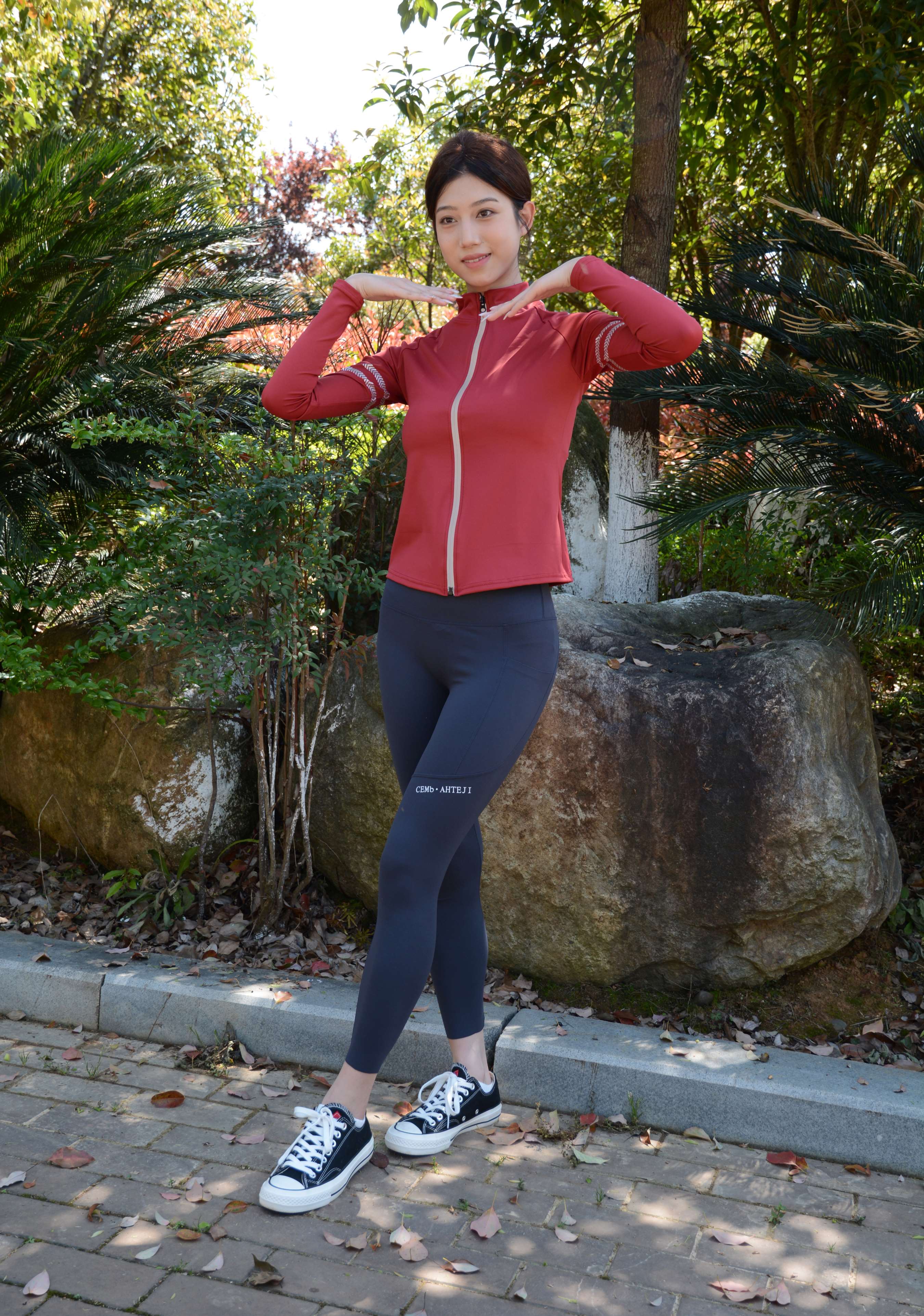 《秀秀 踏青之路》作品图