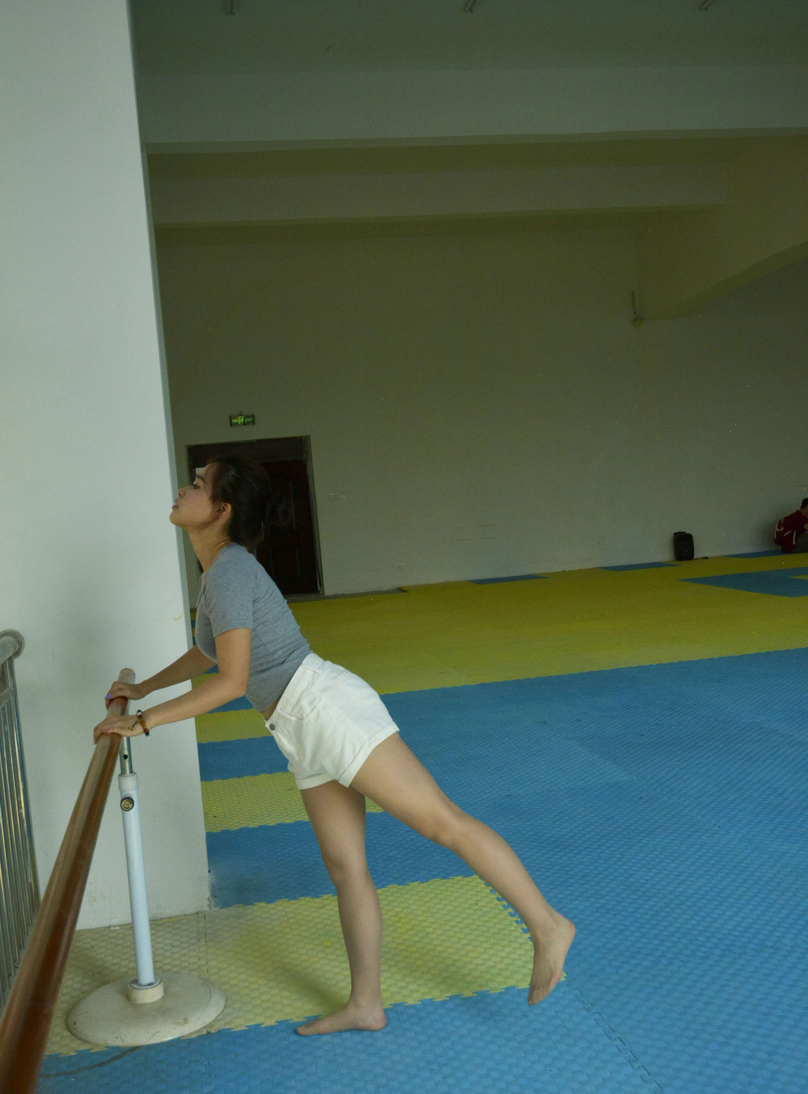 《茜茜 舞蹈热身》作品图