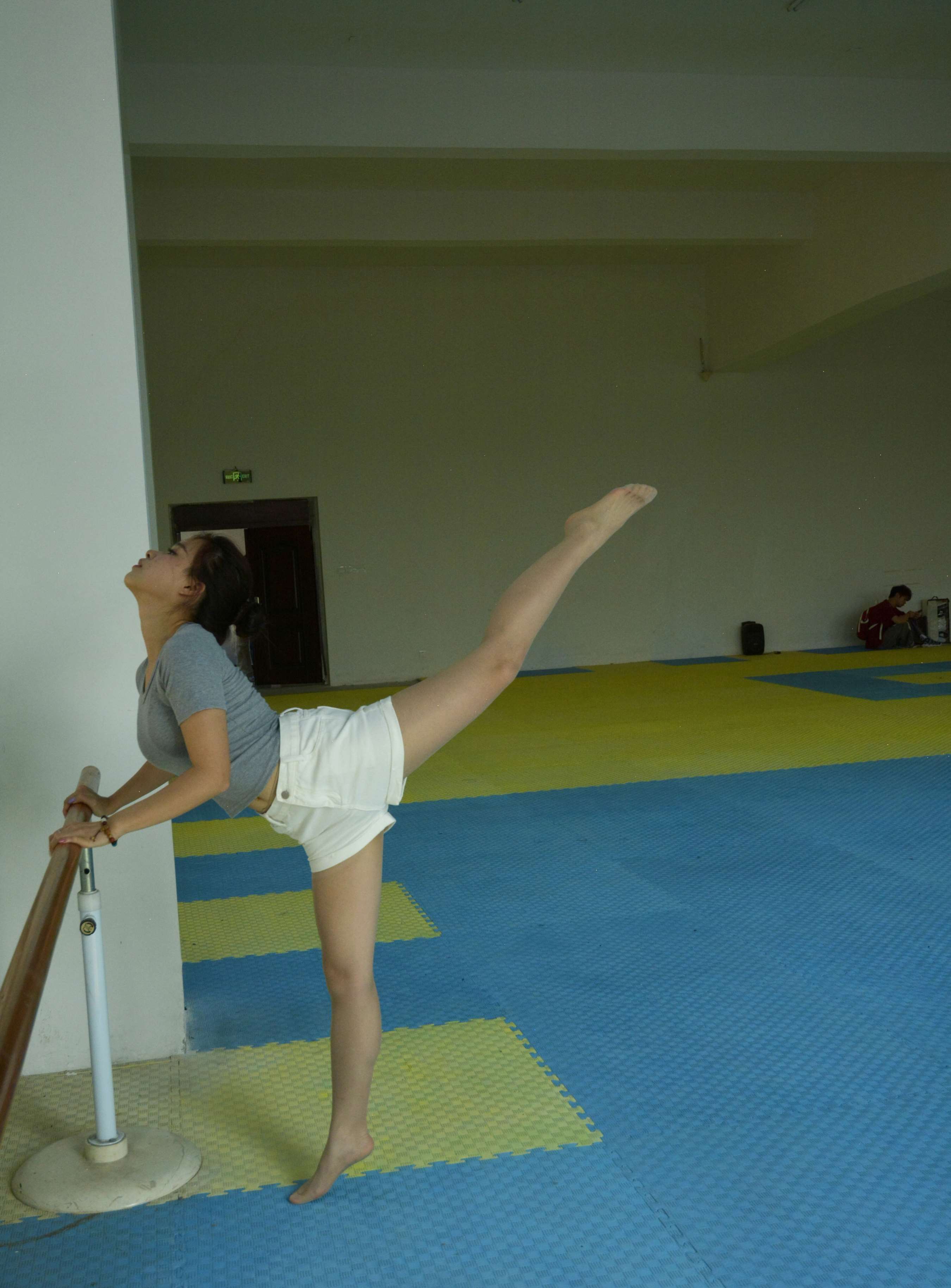 《茜茜 舞蹈热身》作品图