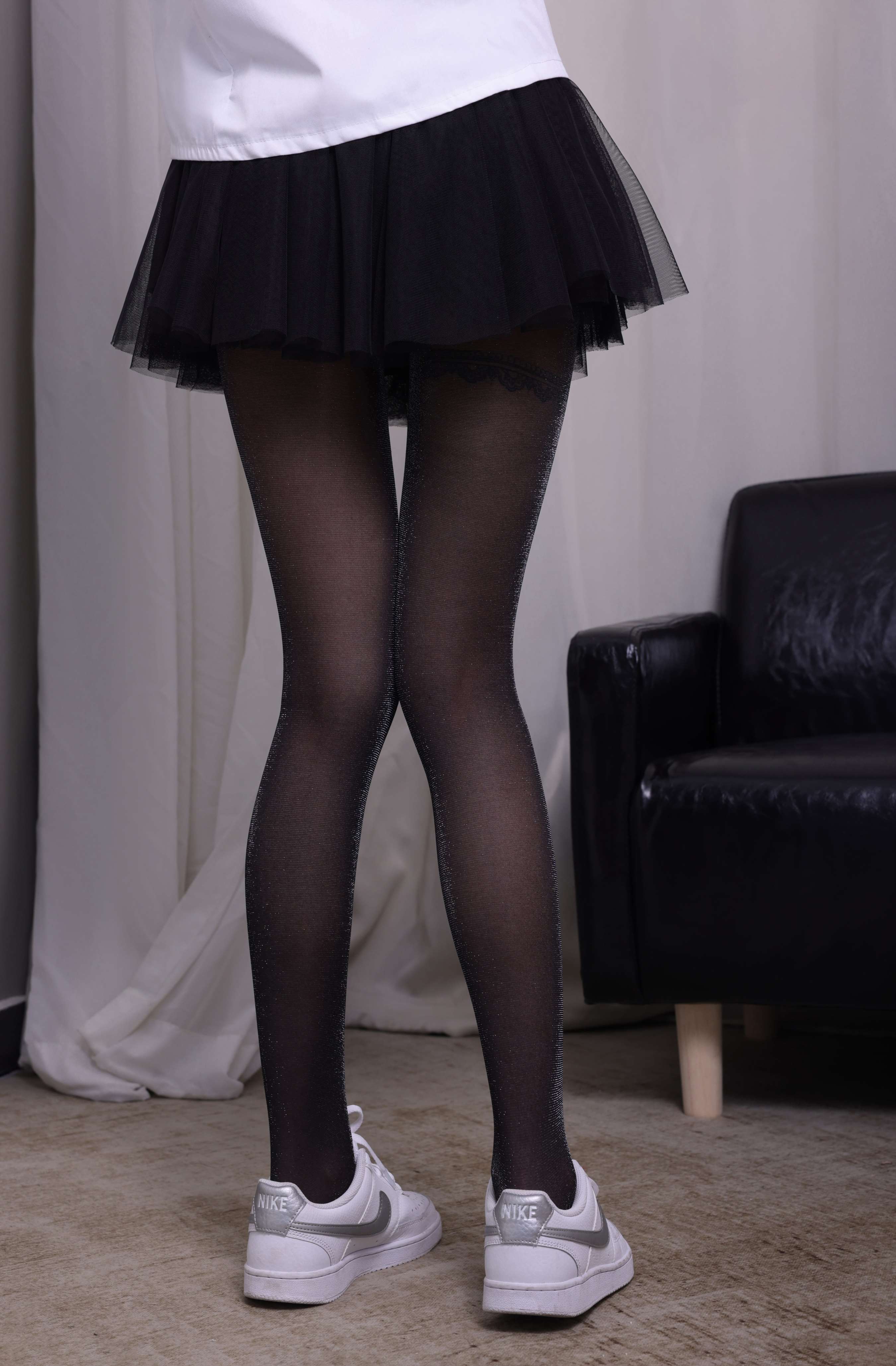 《青青板鞋の黑丝》作品图