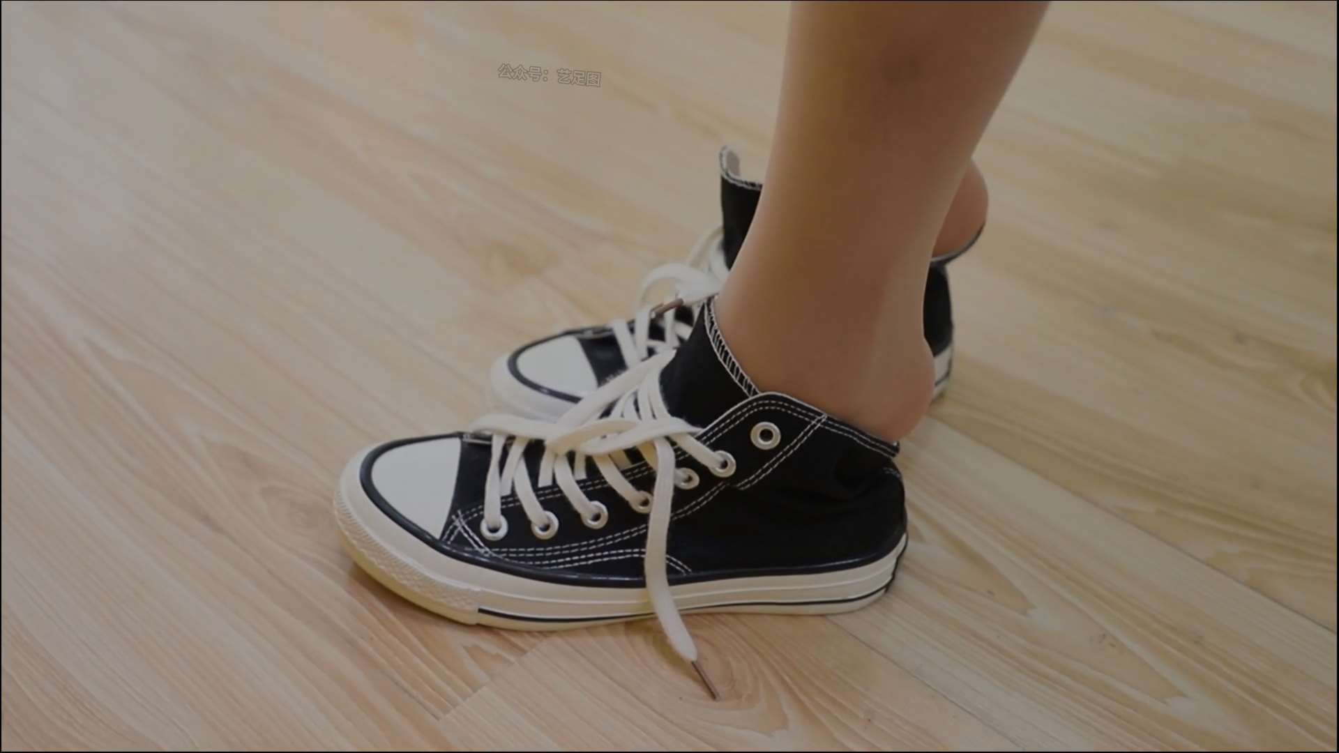 《[视频]牛仔裙帆布鞋の丝足》作品图
