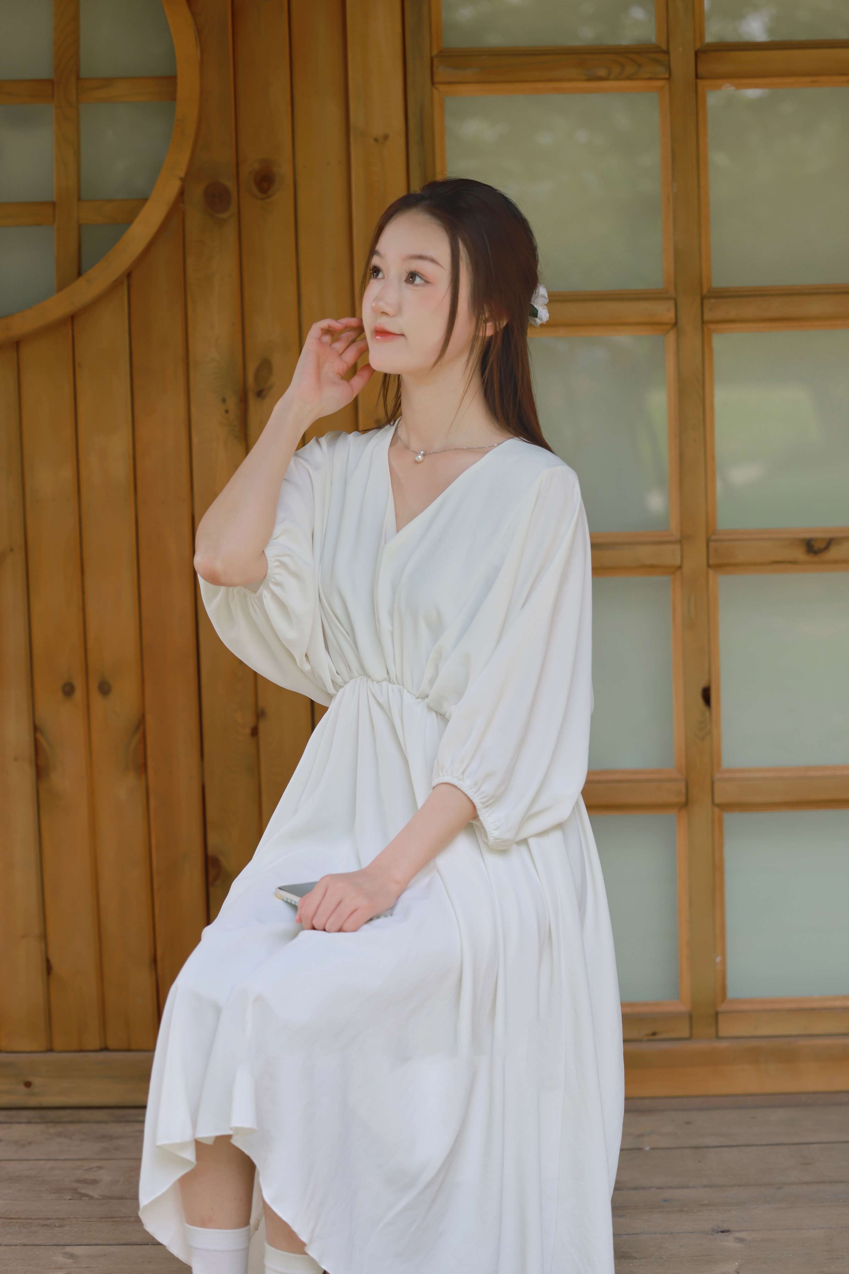 《杏儿脱棉袜展嫩足》作品图