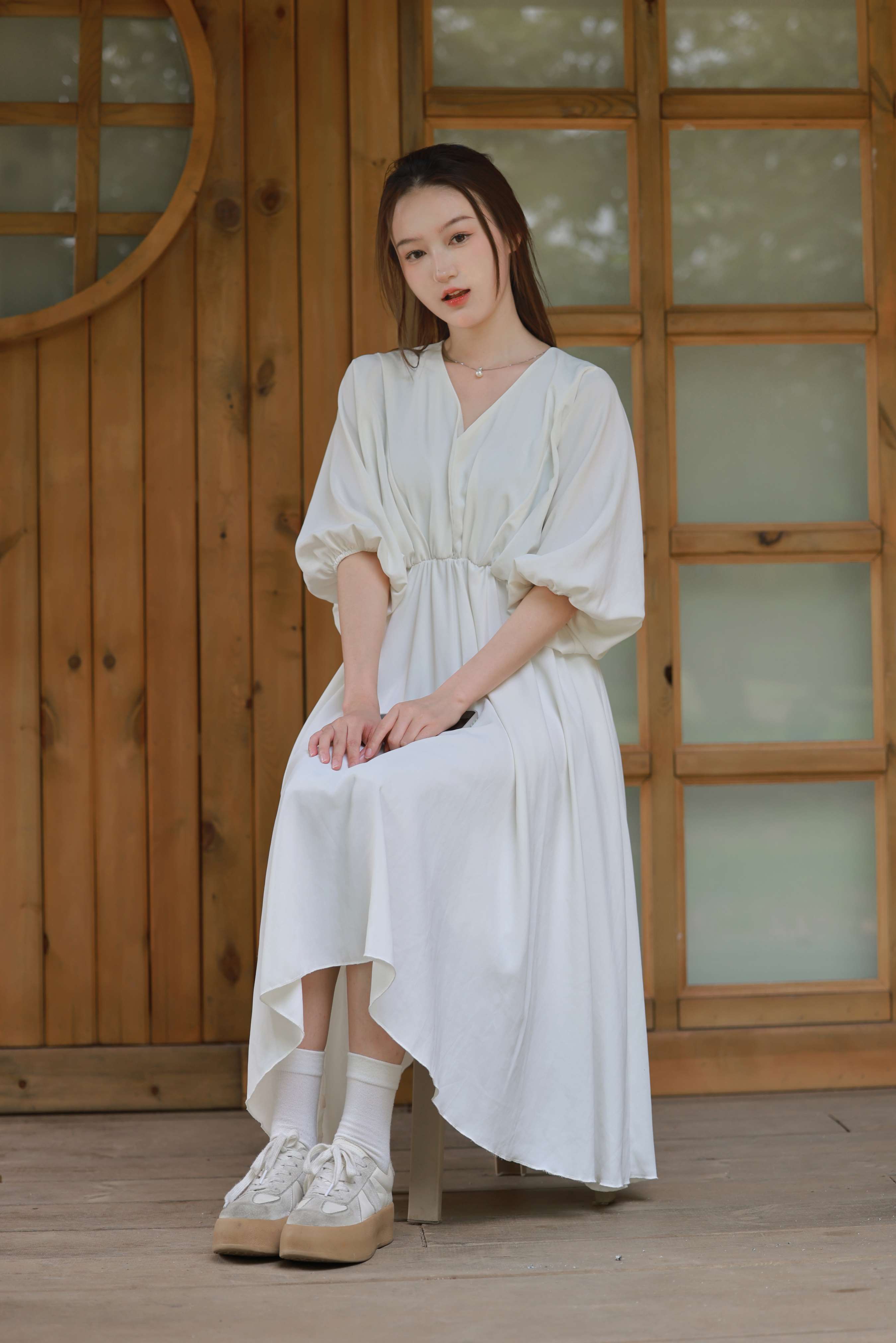 《杏儿脱棉袜展嫩足》作品图