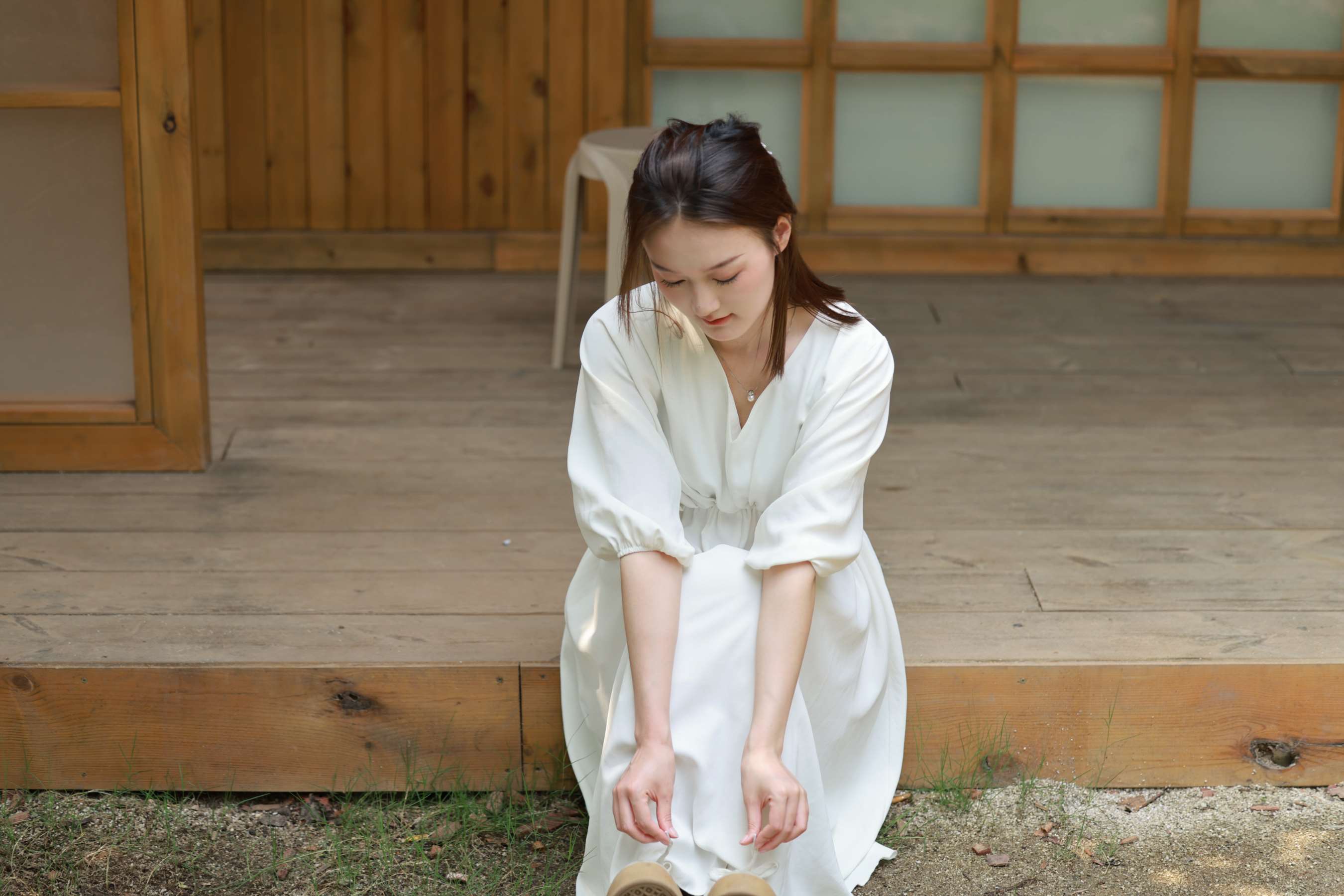 《杏儿脱棉袜展嫩足》作品图